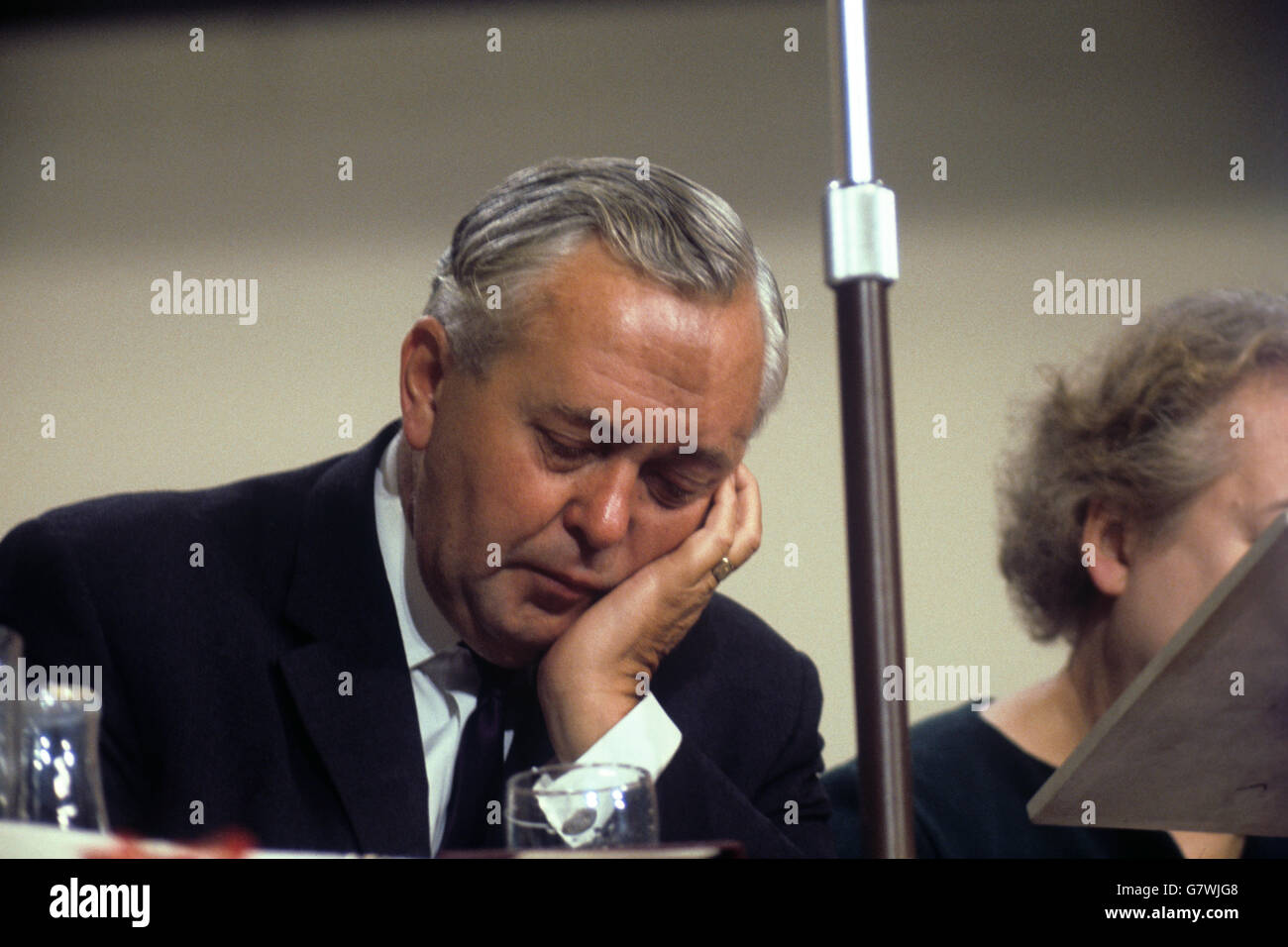 Premierminister Harold Wilson blickt während der Labour Party nach unten Konferenz in Blackpool Stockfoto