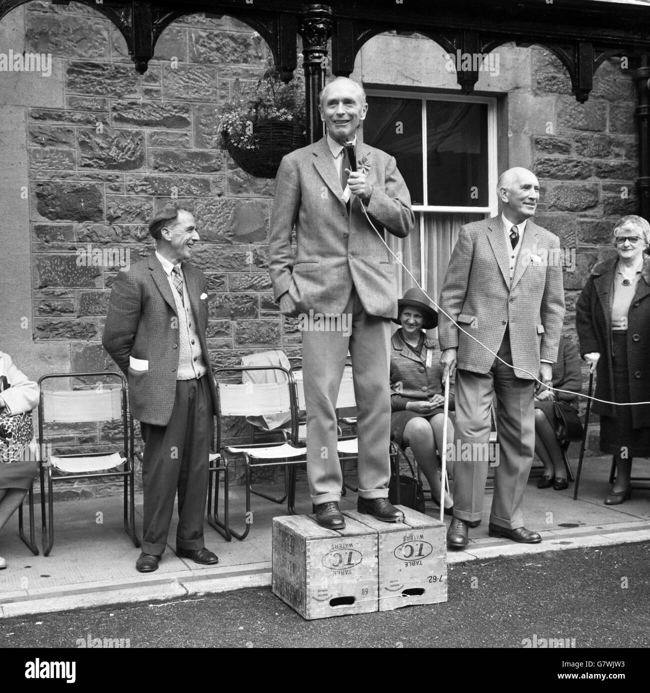 Premierminister Sir Alec Douglas-Home steht auf Kisten, die einst alkoholfreie Getränke enthielten, um bei einem Open-Air-Treffen in St. Fillan's, Perthshire, zu sprechen, während er seinen persönlichen Wahlkampf in seinem Wahlkreis Kinross und West Perth fortsetzte. Seine Abteilung umfasst etwa 5,000 Quadratmeilen und ist eine der größten im Land. Stockfoto