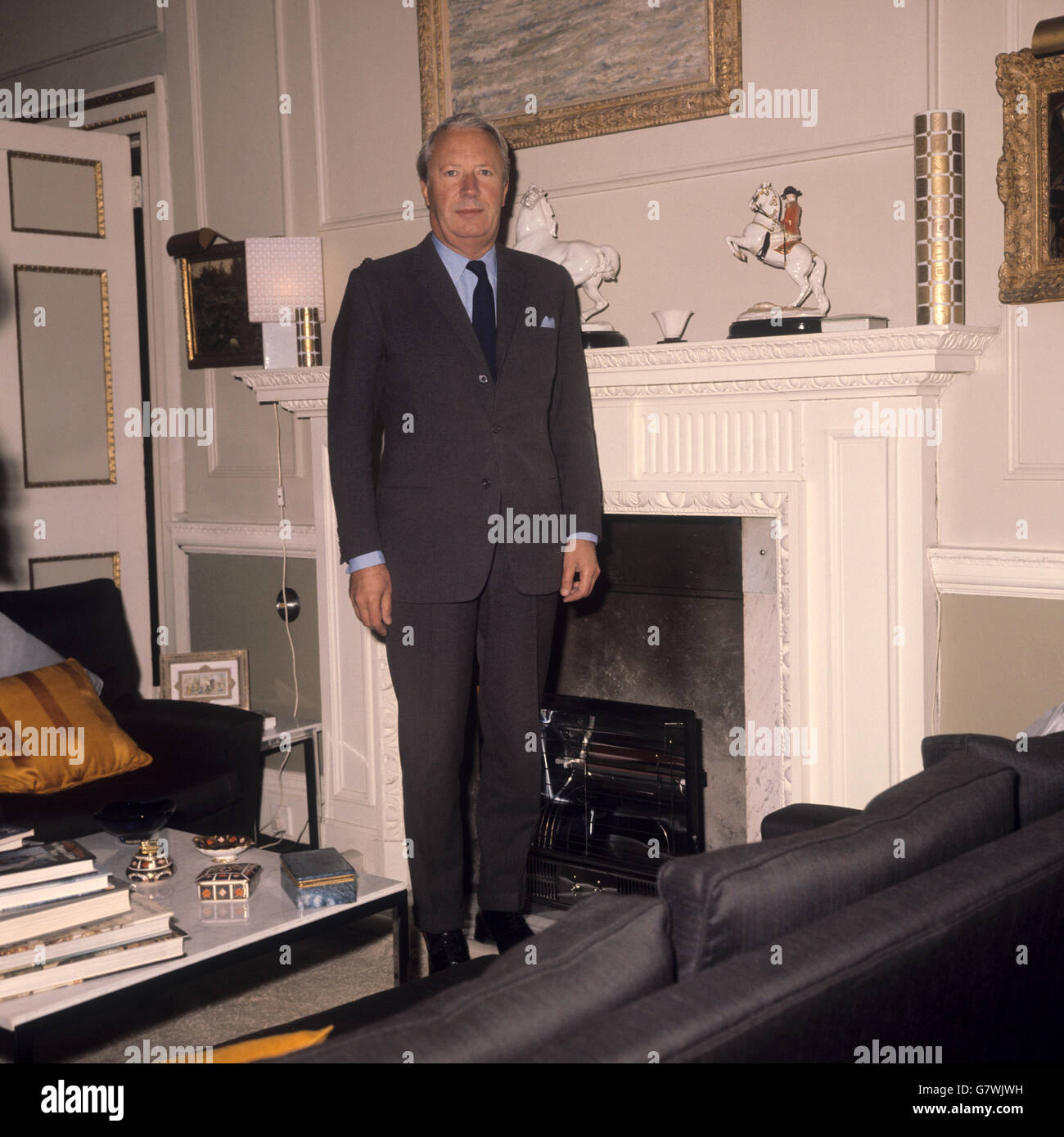 Edward (Ted) Heath, Vorsitzender der Opposition (Konservative Partei), in seiner Wohnung in Albany, London. Stockfoto