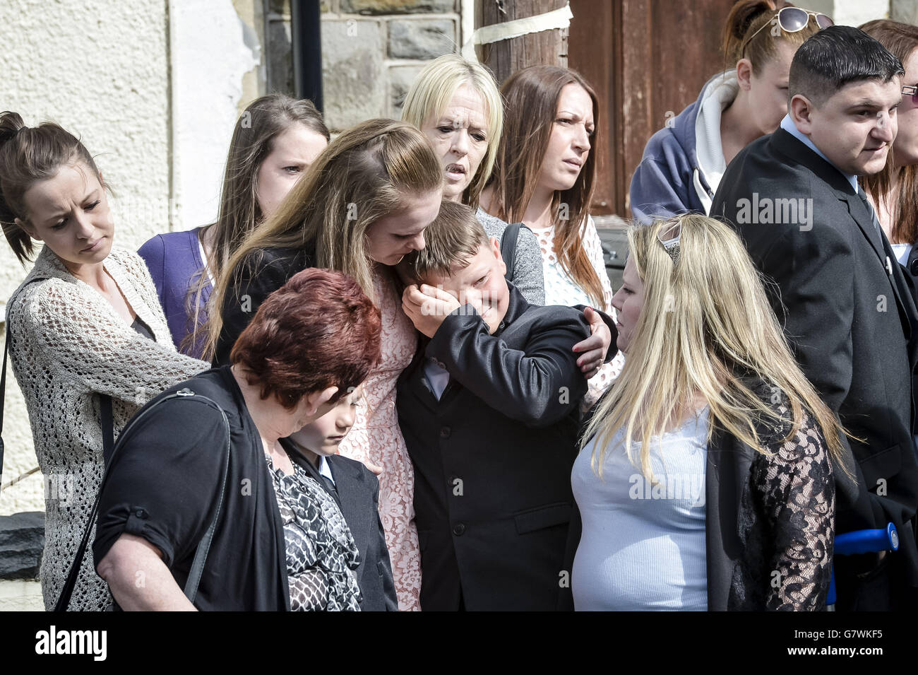 Trauernde reagieren, als der Pferdewagen in der St. Ambrose Church in Whitehall, Bristol, zur Beerdigung des Teenagers Becky Watts eintrifft. Stockfoto