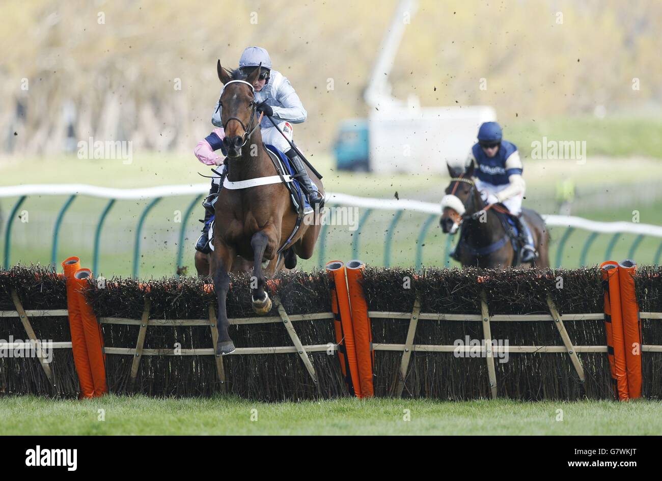 Verschiedene Gravey von Jockey Nico de Boinville gewinnt das West Sound Novices' Hurdle Race während des Coral Scottish Grand National Festival 2015 auf der Ayr Racecourse. Stockfoto