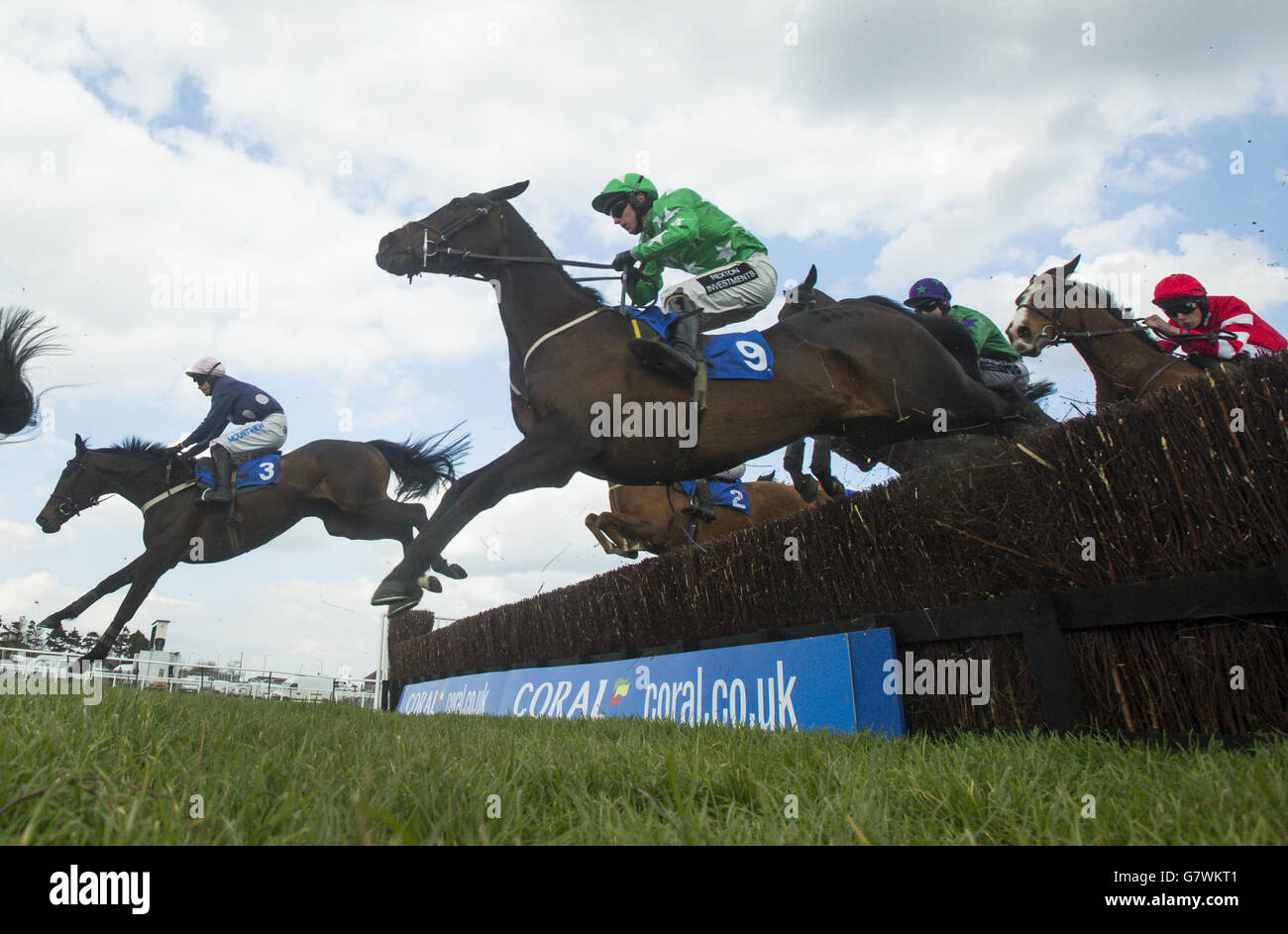 Pferderennen - 2015 Coral Scottish Grand National Festival - Erster Tag - Ayr Racecourse. Läufer und Reiter im Hillhouse Quarry Handicap Steel jagen während des Coral Scottish Grand National Festival 2015 auf der Ayr Racecourse. Stockfoto