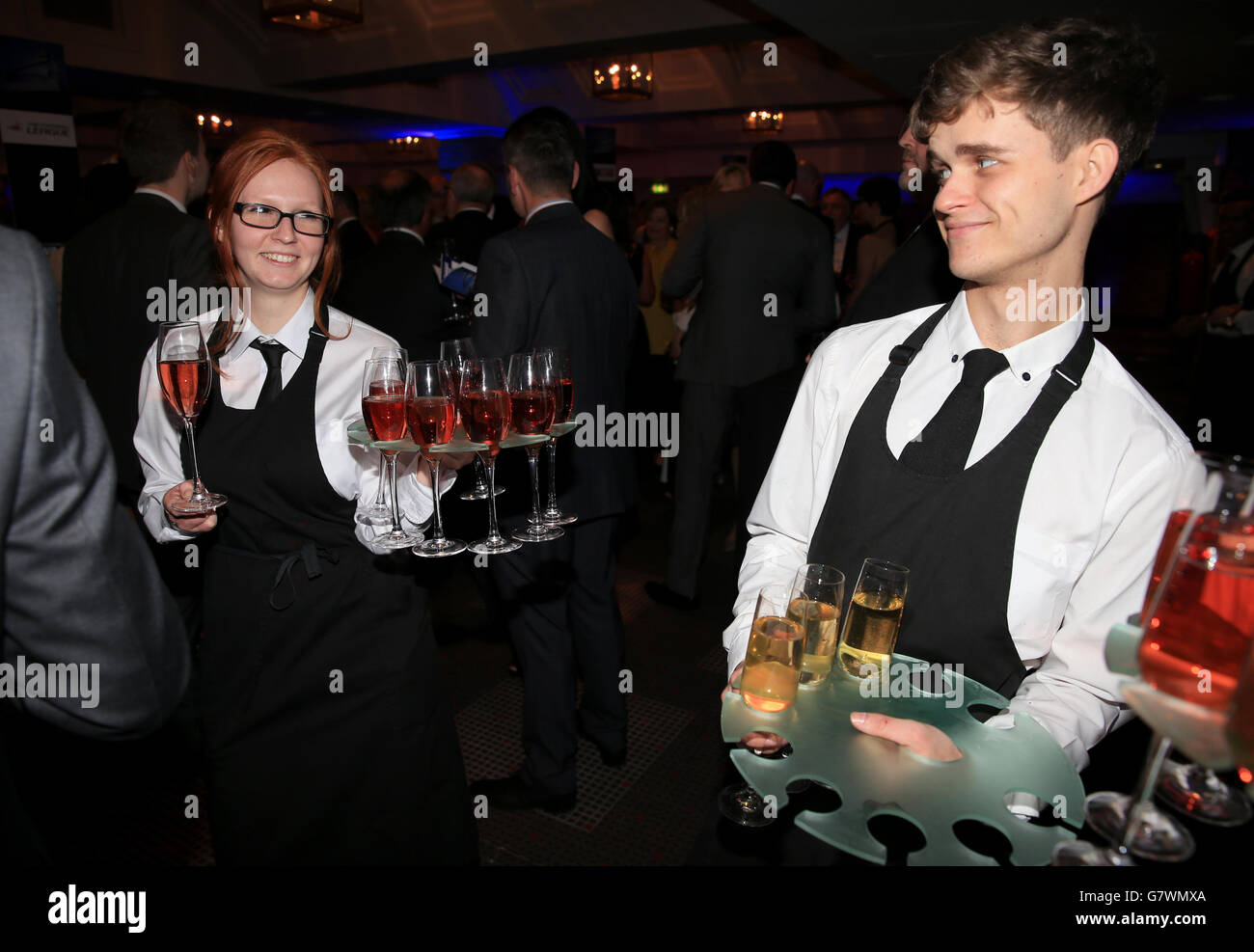 Das Personal bietet Gästen Getränke während der Football League Awards 2015 in der Brauerei in London. Stockfoto