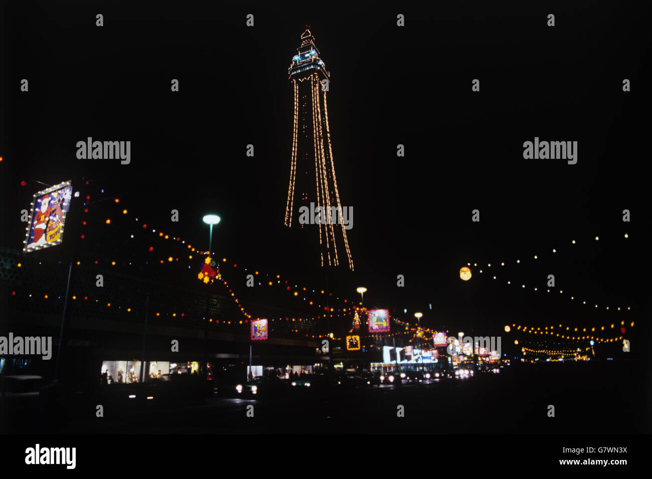 Der Blackpool Tower ist mit Lichtern beleuchtet und dominiert die Herbstbeleuchtung des Resorts. Stockfoto
