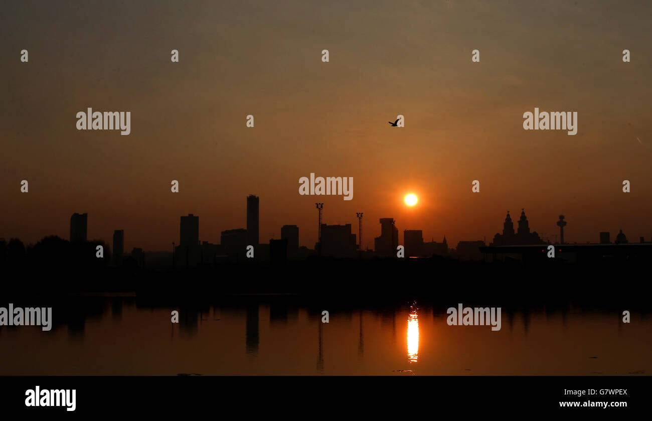 Frühlingswetter 23. April 2015. Am St. George's Day geht die Sonne über Liverpool auf. Stockfoto