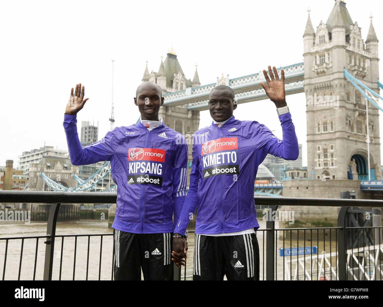 Leichtathletik - Virgin Money London Marathon 2015 - Elite Fotocall für Männer - Tower Hotel. Die Elite-Kenianer Wilson Kipsang (links) und Dennis Kimetto während einer Fotoausstellung für die Elite Men-Einsendungen vor dem London Marathon. Stockfoto