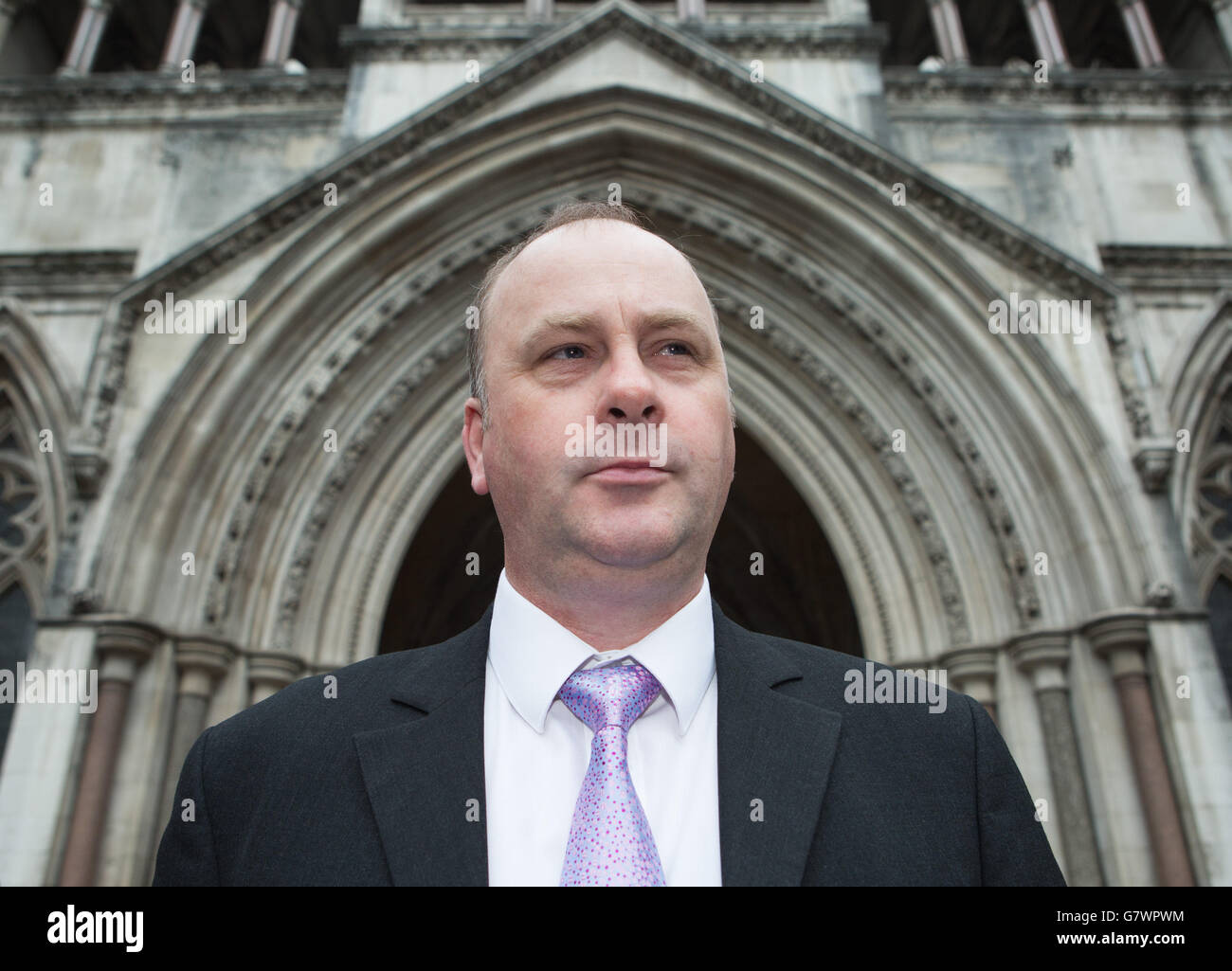 Chipshop-Besitzer Barry Beavis, 48, aus Chelmsford, Essex, außerhalb der Royal Courts of Justice, nachdem er ein wegweisendes gesetzliches Gebot verloren hatte, "unfaire, rechtswidrige und unverhältnismäßige" Parkgebühren abzufegen. Stockfoto