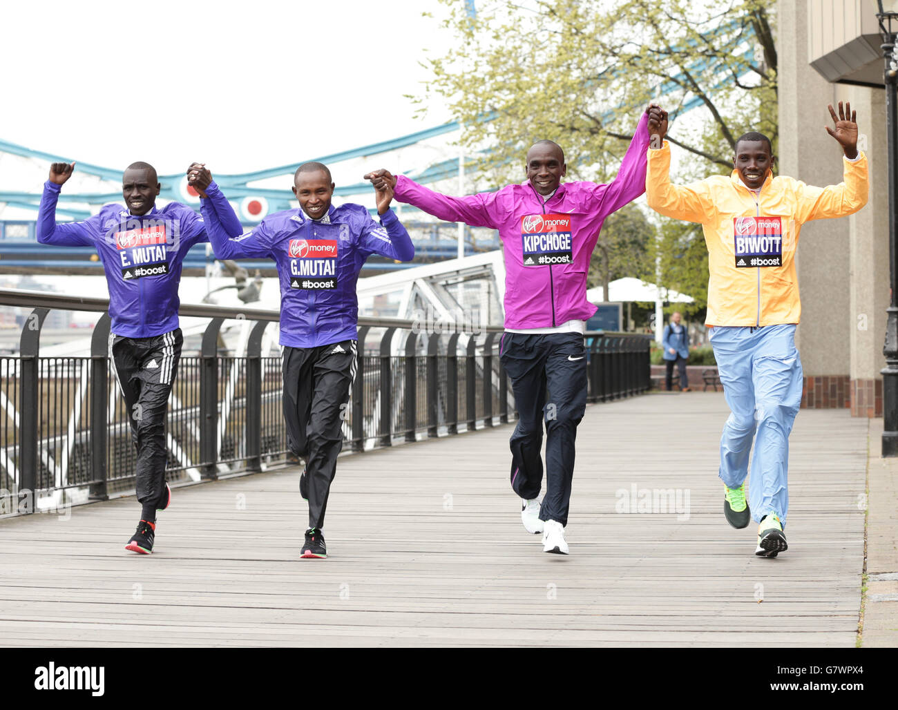 Eliteläufer (von links nach rechts) Emmanuel Mutai, Geoffrey Mutai, Eliud Kipchoge und Stanley Biwott während einer Fotoausstellung für die Elite Men-Einsendungen vor dem London Marathon im Tower Hotel in London. Stockfoto