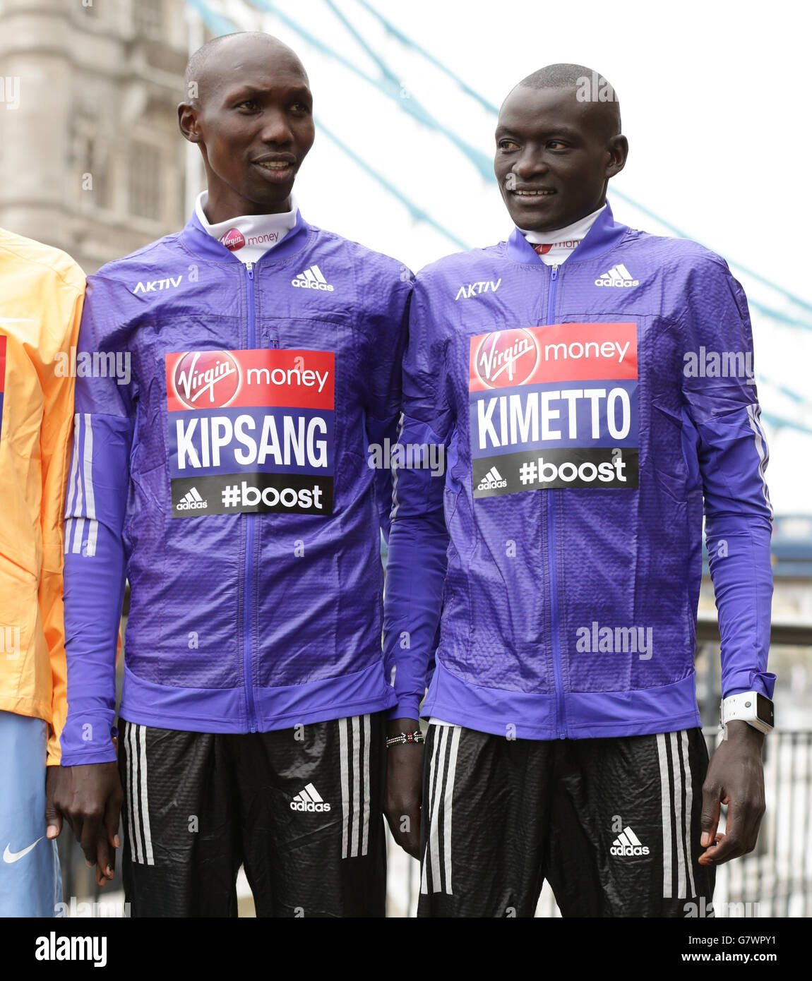 Die elitären kenianischen Läufer Wilson Kipsang (links) und Dennis Kimetto während einer Fotoausstellung für die Elite Men-Einsendungen vor dem London Marathon im Tower Hotel in London. Stockfoto