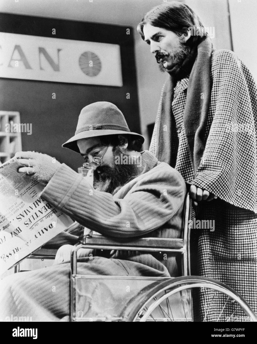 Ja, es sind die Beatles, die Jungs, die mit dem M.B.E. ausgezeichnet wurden (Member of the British Empire) in ihren Rollen als exzentrische alte Männer aus ihrem neuen Film "HELP" gesehen. Der Film, der von United Artists veröffentlicht wird, wird als Abenteuerkomödie beschrieben, aber er ist mehr ein urkomischer Alptraum von Spaß und Abenteuer. Ringo wird zum Besitzer eines Opferrings, dessen Träger für die Göttin Kaili getötet werden muss. Dann ist die Jagd auf, Stammesmänner Rennen um die Welt nach Ringo und dem Rest der Beatles, die ihre exzentrisch-alten Männer Verkleidung nehmen. Mit einem alptraumhaften Schalter wird der Verfolger zum Schläger Stockfoto