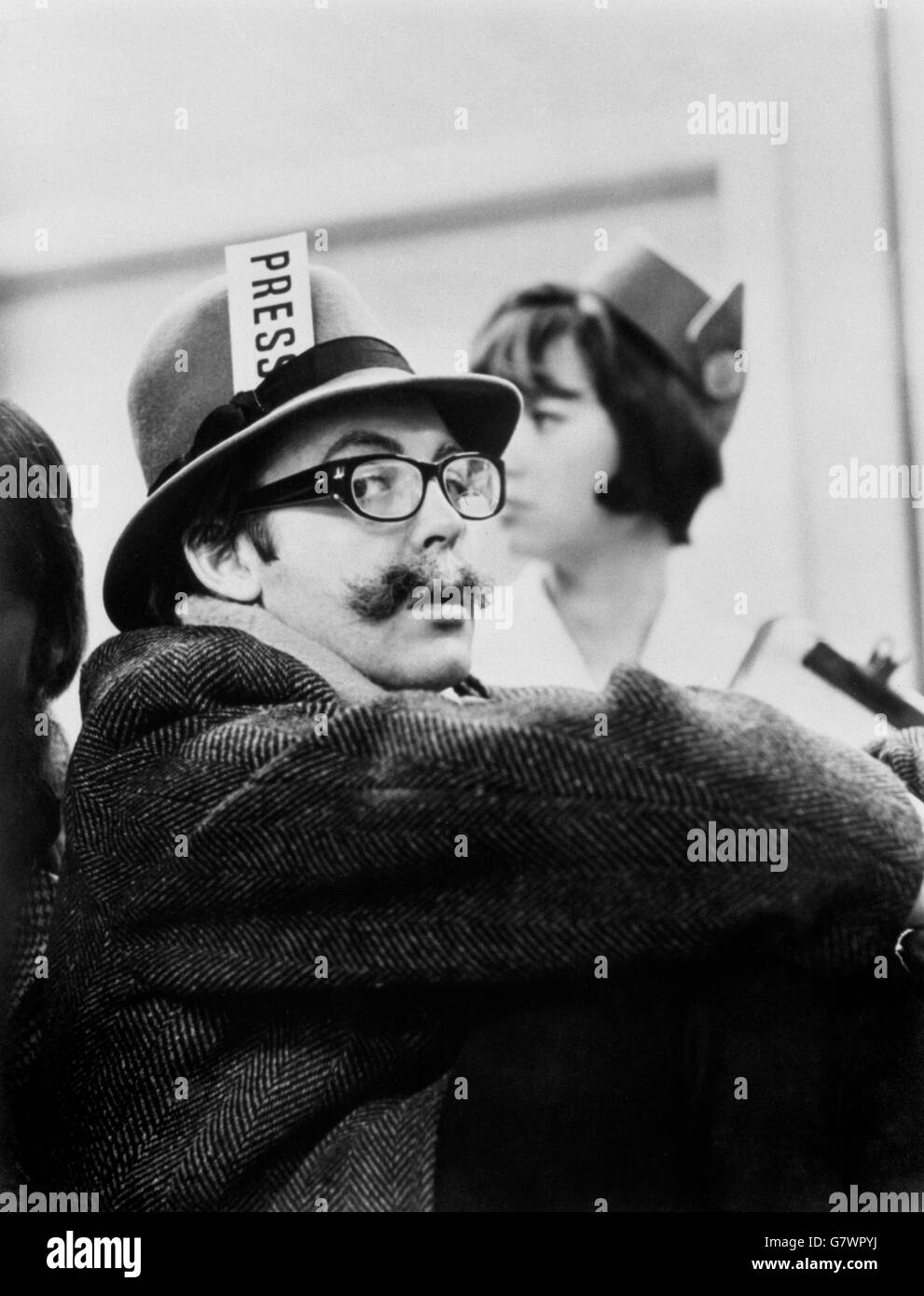 Ja, es sind die Beatles, die Jungs, die mit dem M.B.E. ausgezeichnet wurden (Member of the British Empire) in ihren Rollen als exzentrische alte Männer aus ihrem neuen Film "HELP" gesehen. Der Film, der von United Artists veröffentlicht wird, wird als Abenteuerkomödie beschrieben, aber er ist mehr ein urkomischer Alptraum von Spaß und Abenteuer. Ringo wird zum Besitzer eines Opferrings, dessen Träger für die Göttin Kaili getötet werden muss. Dann ist die Jagd auf, Stammesmänner Rennen um die Welt nach Ringo und dem Rest der Beatles, die ihre exzentrisch-alten Männer Verkleidung nehmen. Mit einem alptraumhaften Schalter wird der Verfolger zum Schläger Stockfoto