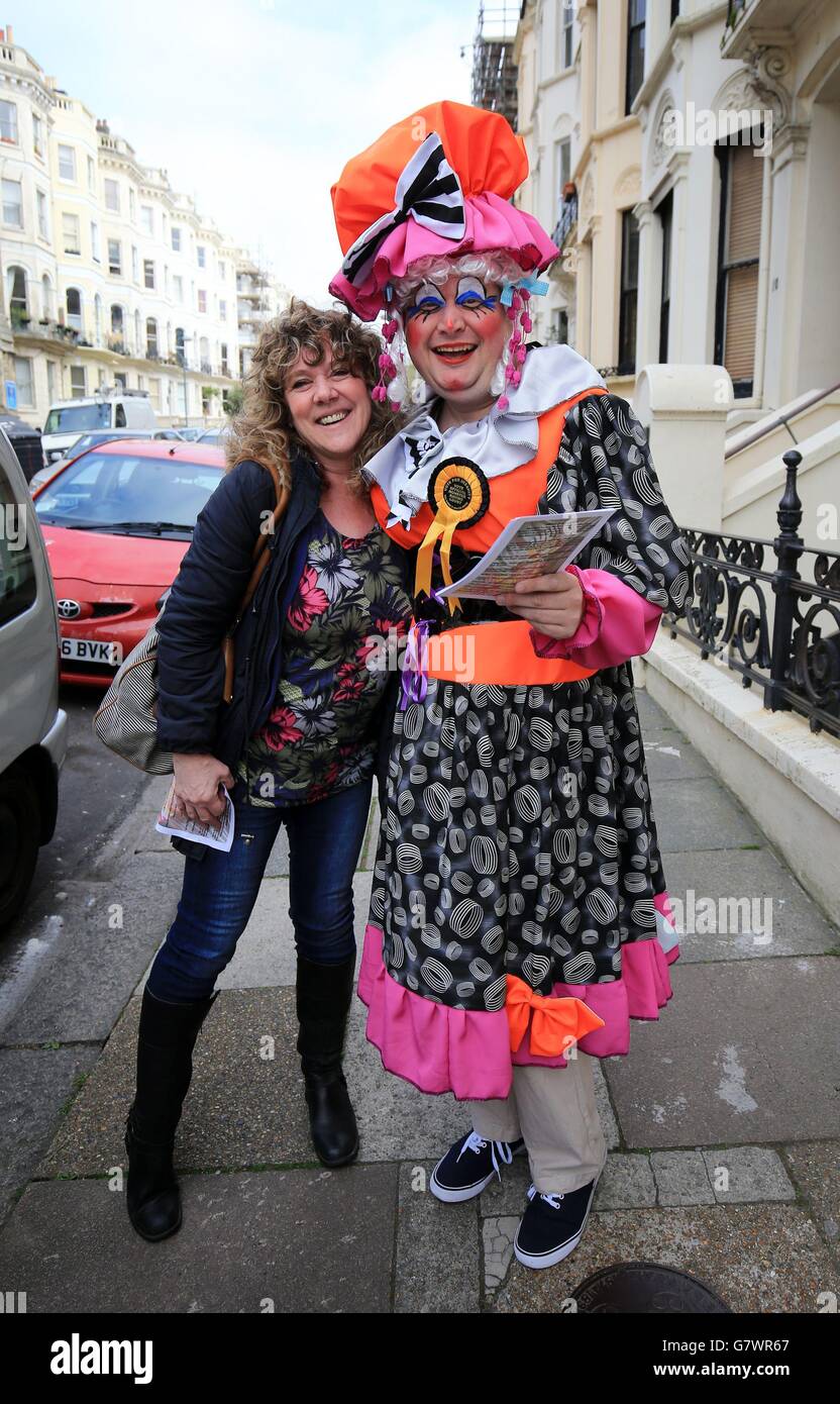 Dame Jon Dixon, die offizielle Kandidatin der Monster Raving Looney Party für den Wahlkreis Hove und Portslade, trifft auf die potenzielle Wählerin Theresa Patton, als er in Hove, East Sussex, um Stimmen schielt. Stockfoto