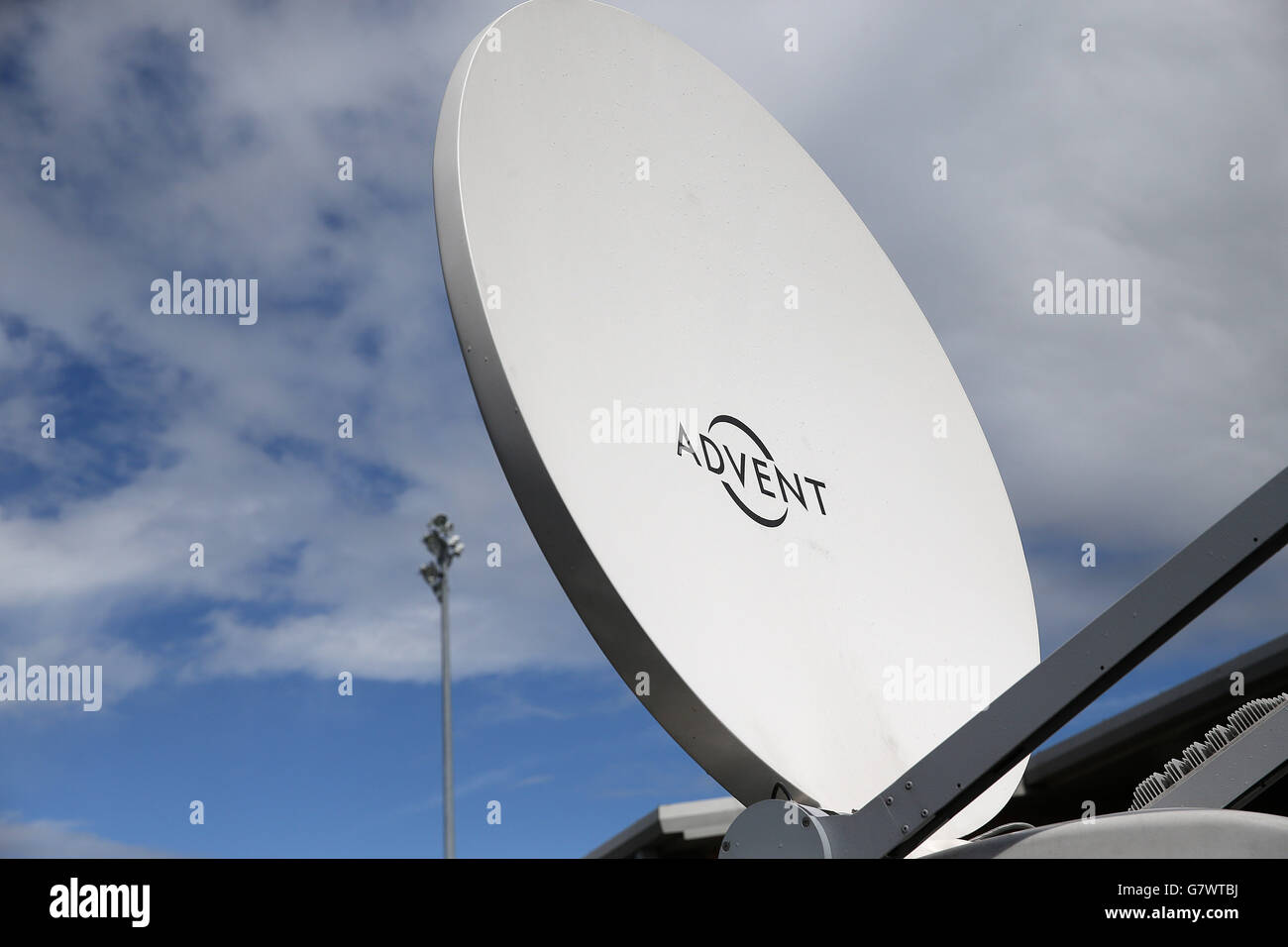 Ein Blick auf eine Satellitenschüssel vor dem Sky Bet League Two-Spiel im Pirelli Stadium, Burton. DRÜCKEN SIE VERBANDSFOTO. Bilddatum: Samstag, 25. April 2015. Siehe PA Geschichte FUSSBALL Burton. Bildnachweis sollte lauten: Barrington Coombs/PA Wire. Stockfoto