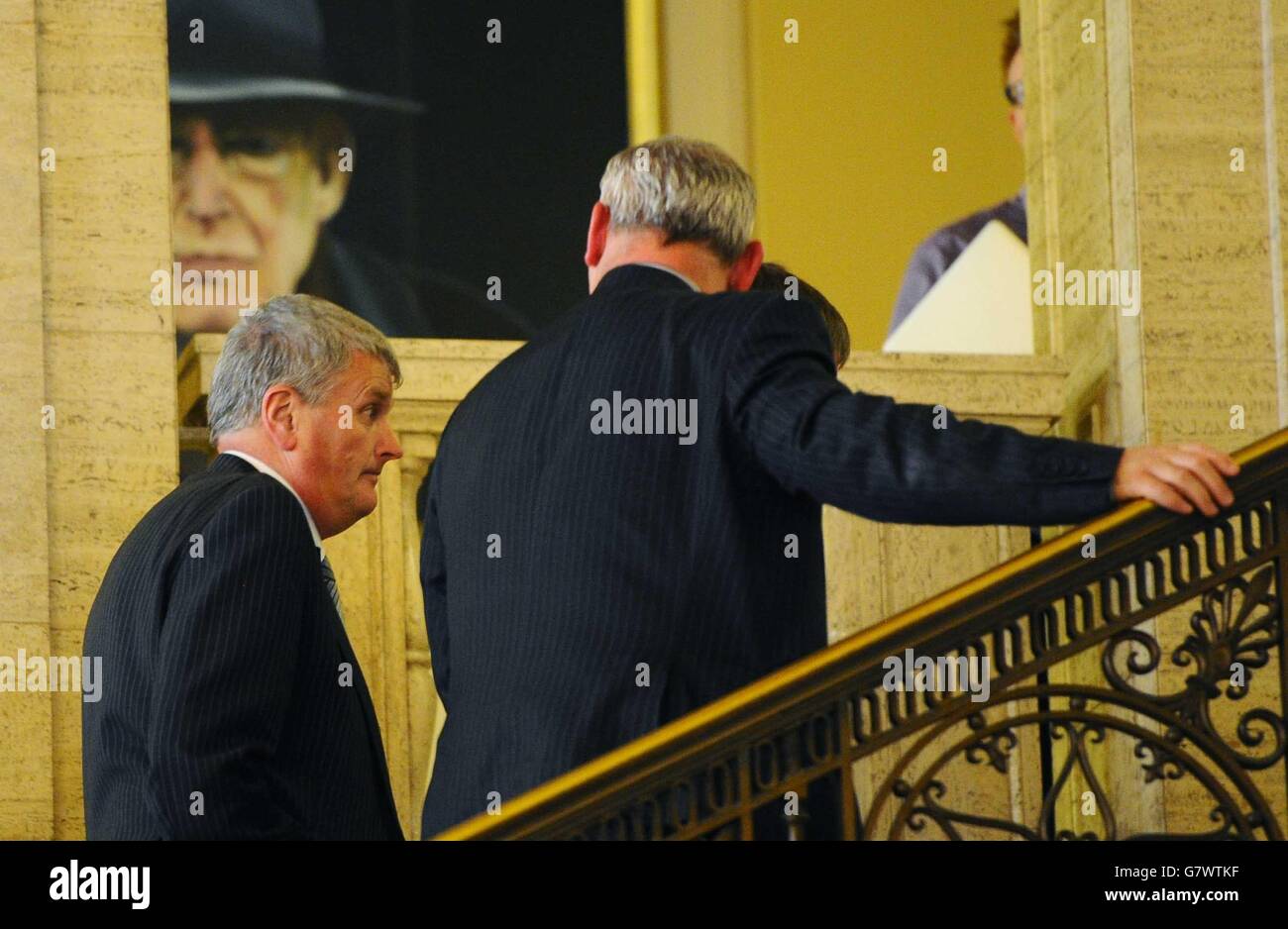 Jim Wells (links) verließ die Kammer in Stormont Buildings, Belfast, nachdem der DUP-Politiker Tage nach seinem Austritt aus der Kammer Kontroversen über die Homo-Ehe ausgelöst hatte. Stockfoto