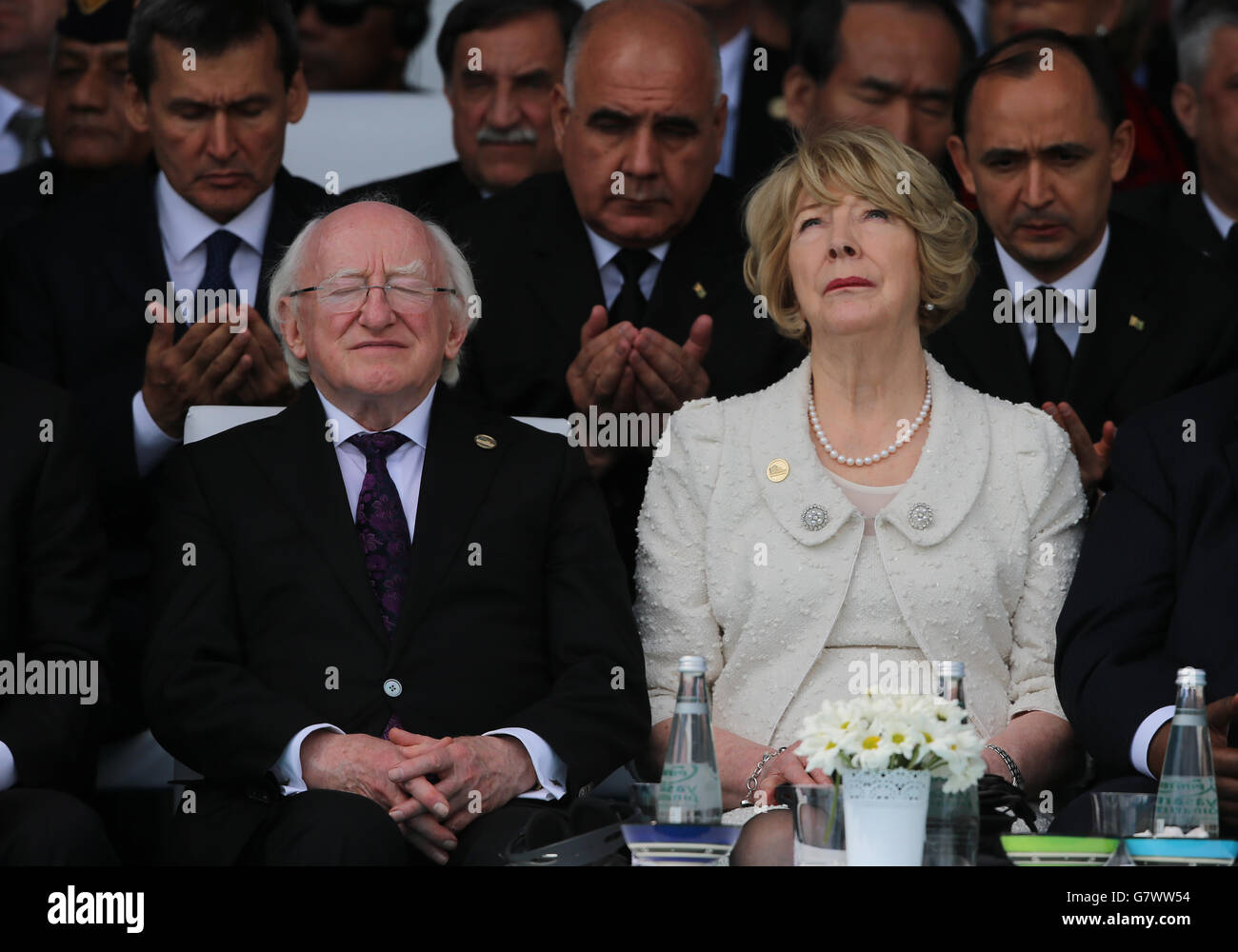 Präsident Michael D Higgins und seine Frau Sabina hören während der Gedenkfeier zum 100. Jahrestag des Starts der Schlacht von Gallipoli am türkischen Märtyrerdenkmal Canakkake den muslimischen Gebeten zu. Stockfoto