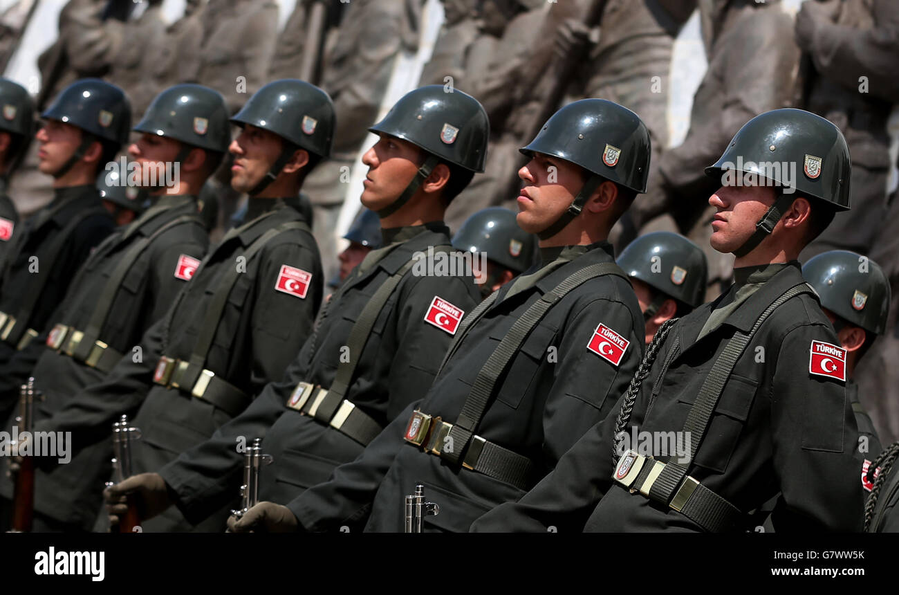 Türkische Truppen nehmen an der Gedenkfeier zum 100. Jahrestag des Starts der Schlacht von Gallipoli Teil, an der Gedenkstätte des türkischen Märtyrers Canakkake. Stockfoto