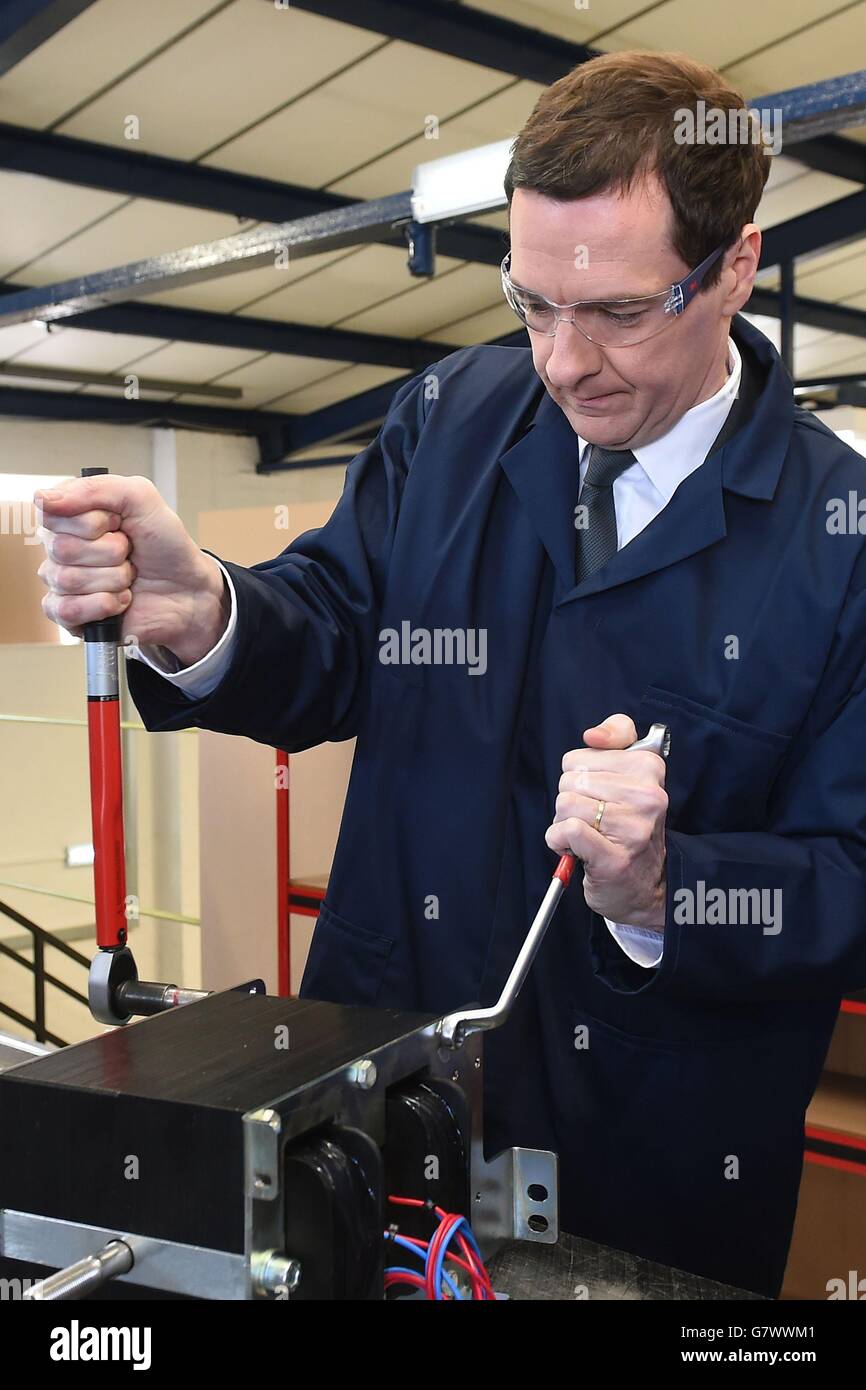 Bundeskanzler George Osborne verwendet einen Drehmomentschlüssel, um eine Mutter während eines Besuchs des EPS-Maschinenbauunternehmens in Loughborough, Leicestershire, festzuziehen. Stockfoto
