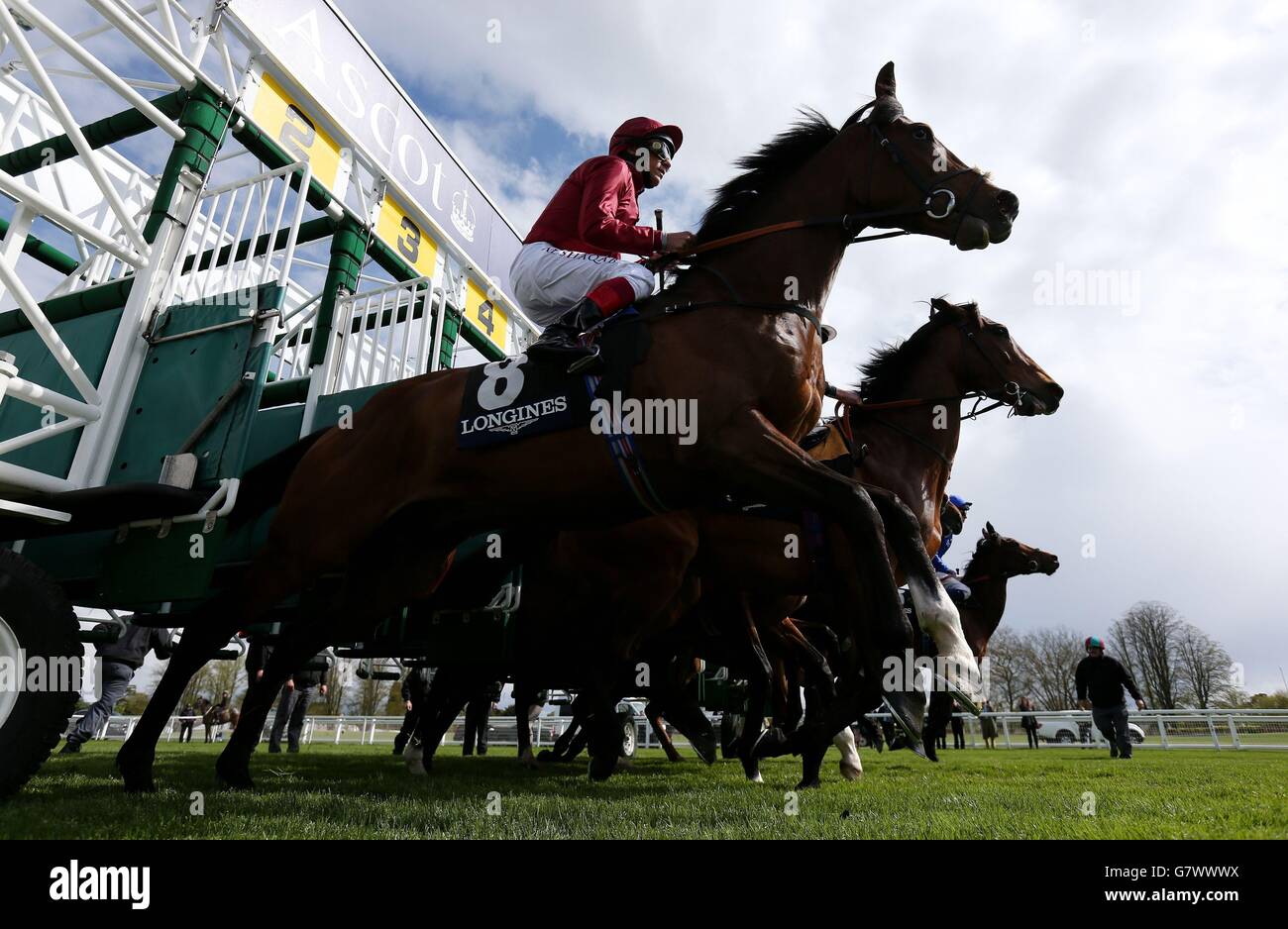 Forever Now von Frankie Dettori geritten bricht die Stände in den Longines Sagaro Stakes während Discover Ascot Raceday auf der Ascot Racecourse, Ascot. Stockfoto