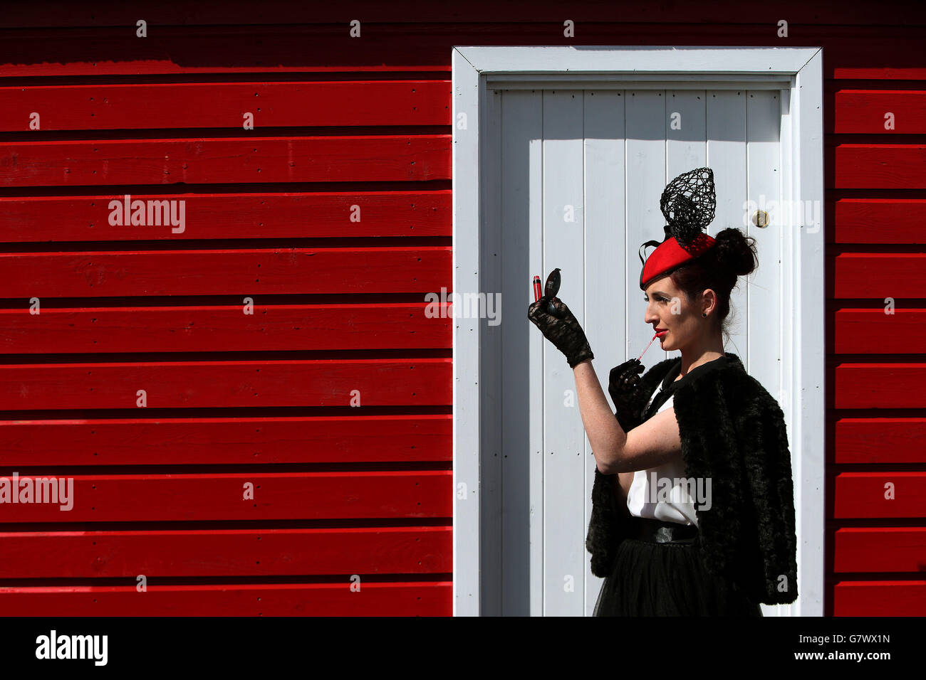 Lisa O'Brien aus Virginia, Co. Cavan, passt ihr Make-up während des Bibby Financial Services Ireland Punchestown Gold Cup Day auf der Punchestown Racecourse, Co. Kilare, Irland, an. Stockfoto