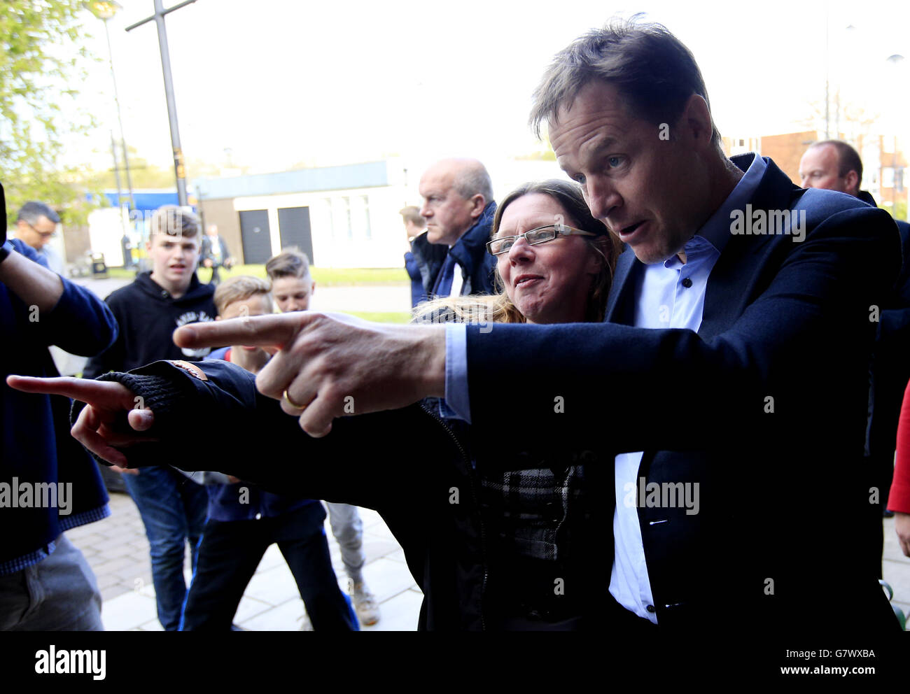 Der liberale Demokrat Nick Clegg posiert mit einem Mitglied der Öffentlichkeit für ein Foto vor einem Besuch beim Starting Point im Woodley Precinct, Hazel Grove, während sein Wahlkampf fortgesetzt wird. DRÜCKEN SIE VERBANDSFOTO. Bilddatum: Mittwoch, 29. April 2015. Siehe PA Story WAHL LibDems. Das Foto sollte lauten: Jonathan Brady/PA Wire Stockfoto