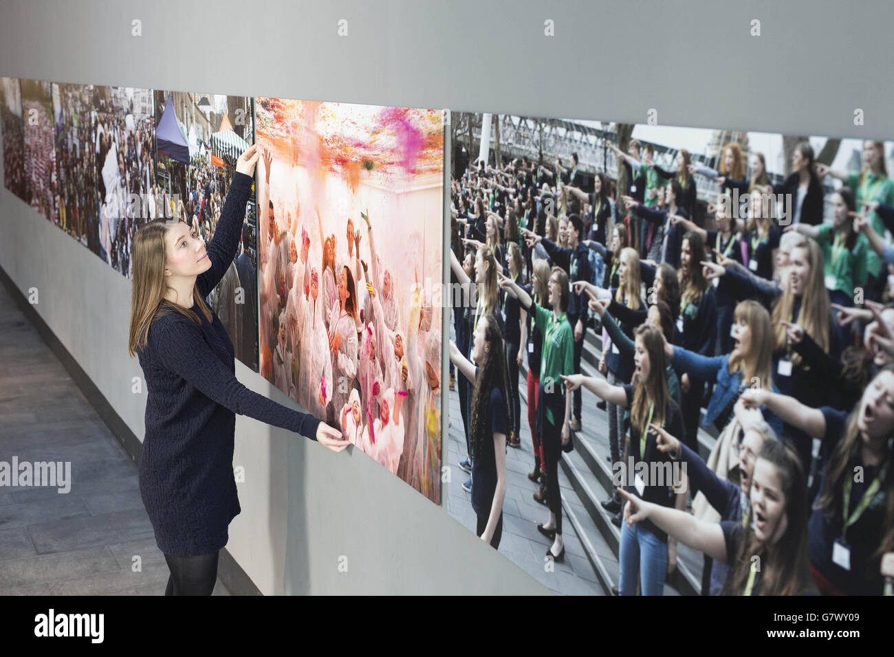 Laura Mitchell, vom Museum of London, blickt auf die Fotopauslage We are London, die ab Freitag, 1. Mai, im Foyer des Museums der Öffentlichkeit vorgestellt wird. Stockfoto