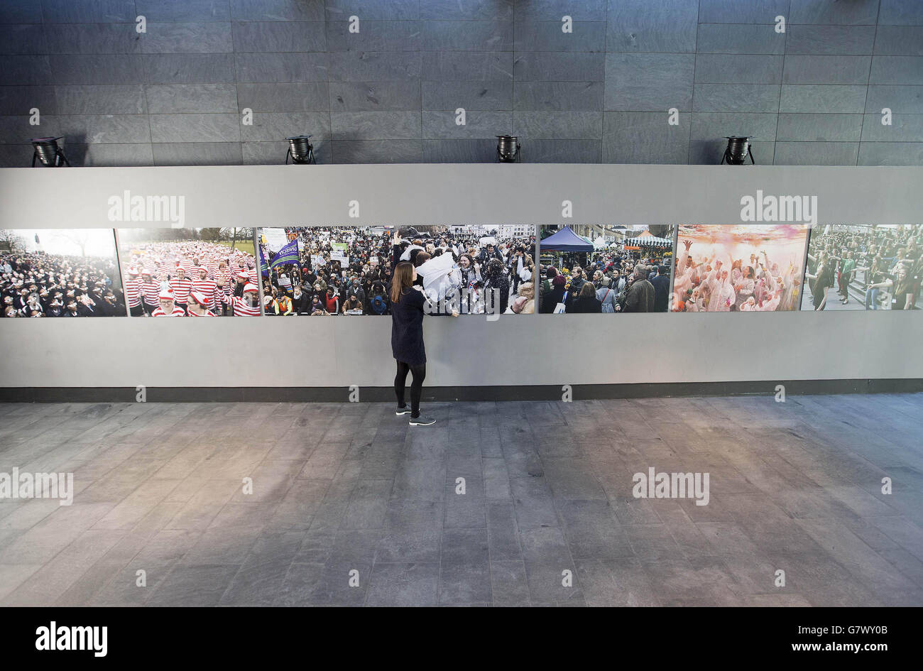 REDAKTIONELLE VERWENDUNG NUR Laura Mitchell vom Museum of London betrachtet die Fotoausstellung We are London, die ab Freitag, dem 1. Mai, im Foyer des Museums der Öffentlichkeit vorgestellt wird. Stockfoto