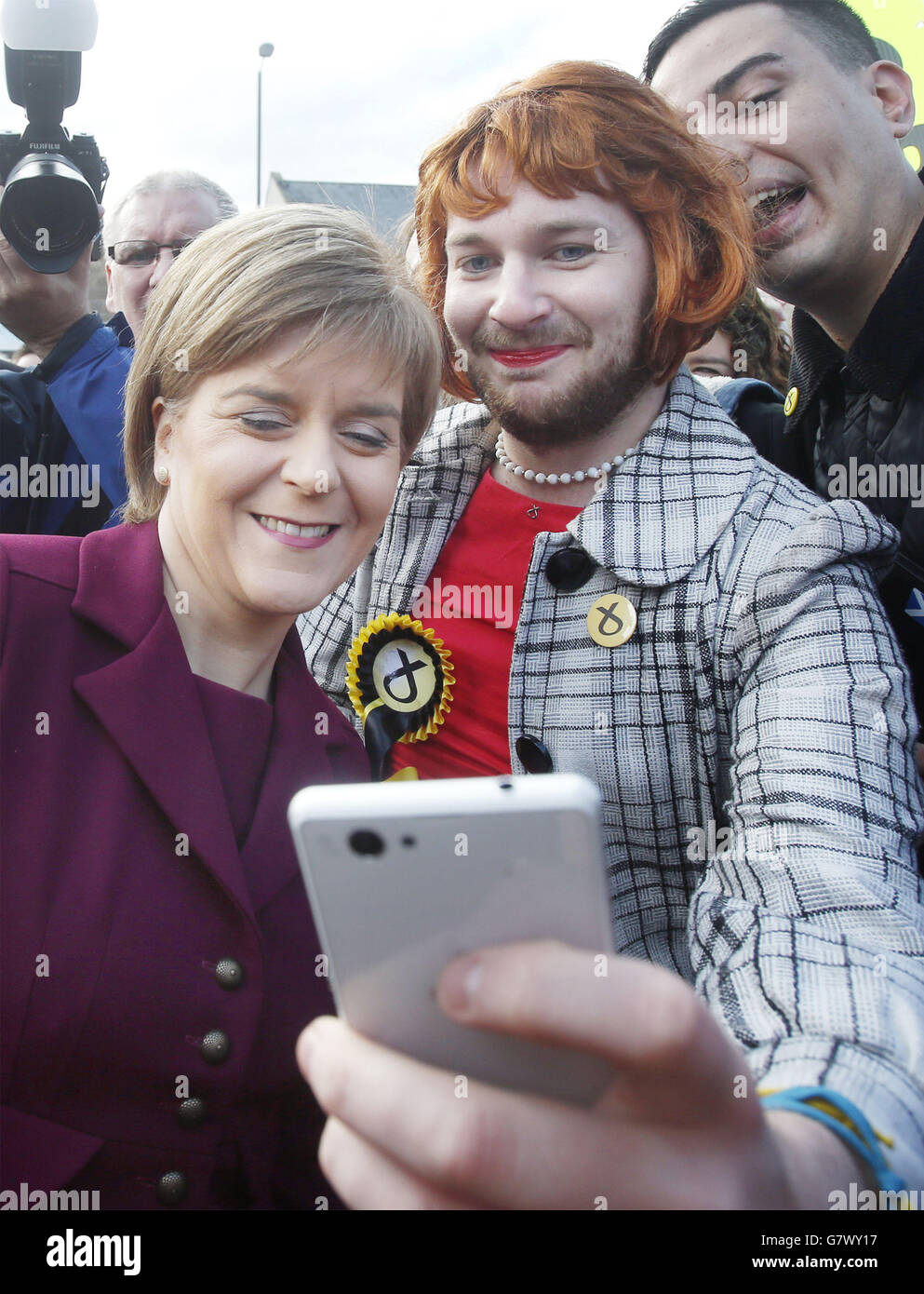 Erste Ministerin Nicola Sturgeon hat ihr Foto gemacht, als sie das letzte Plakat der SNP für die Parlamentswahlen 2015 in Edinburgh enthüllt. Stockfoto