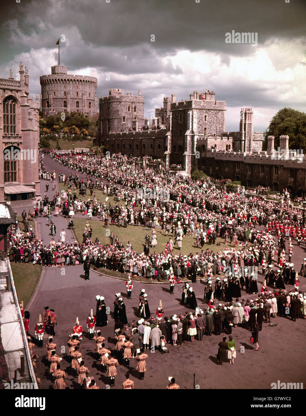 Allgemeine Ansicht des Order of the Garter Prozession, wie es macht, war in Richtung St. George's Chapel, Windsor Castle. Stockfoto
