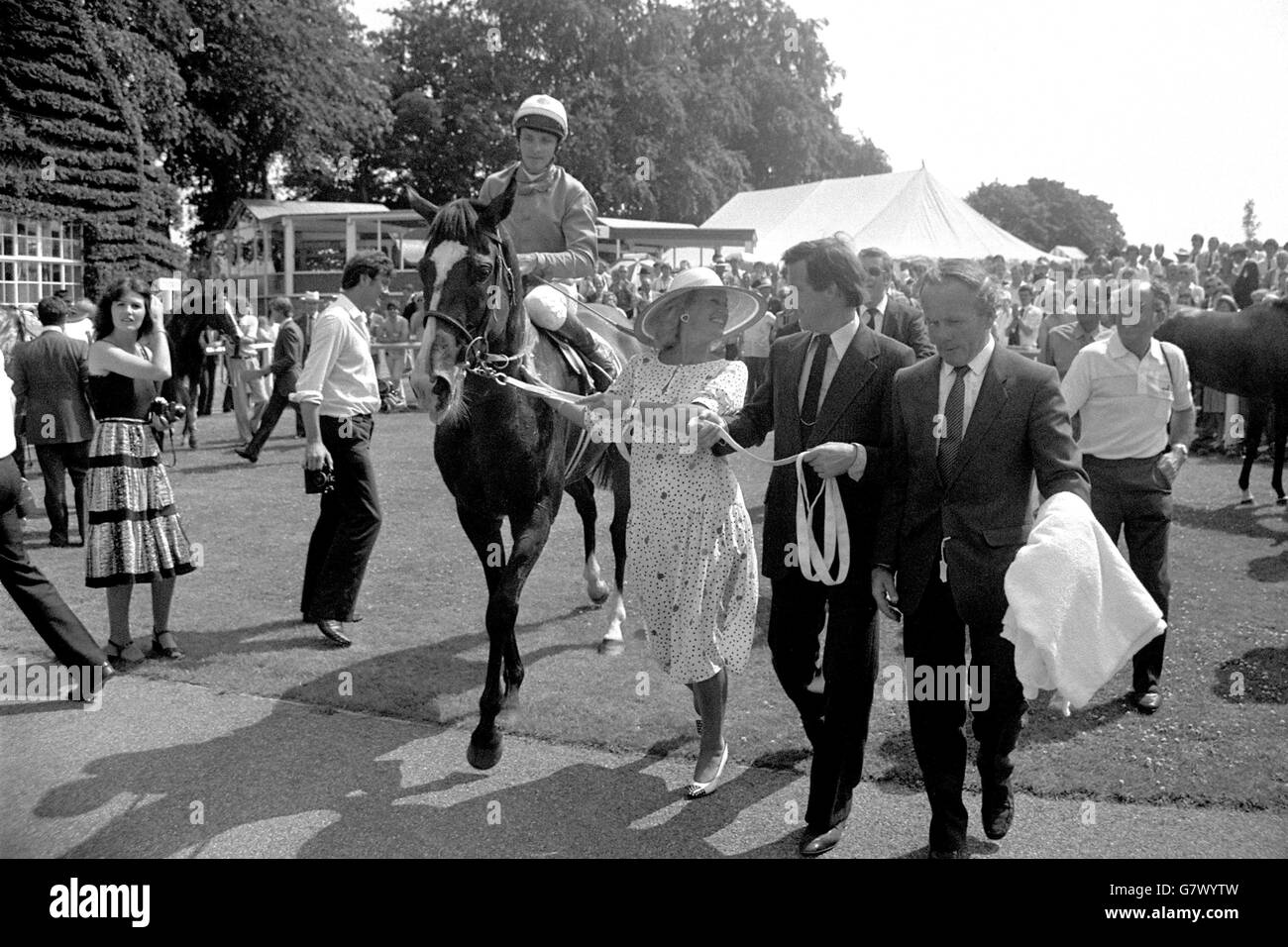 Pferderennen - Sandown - Die Eclipse Stakes. Frau Susan Sangster führt Sadler's Wells (Pat Eddery up) in die Siegerkapelle ein Stockfoto