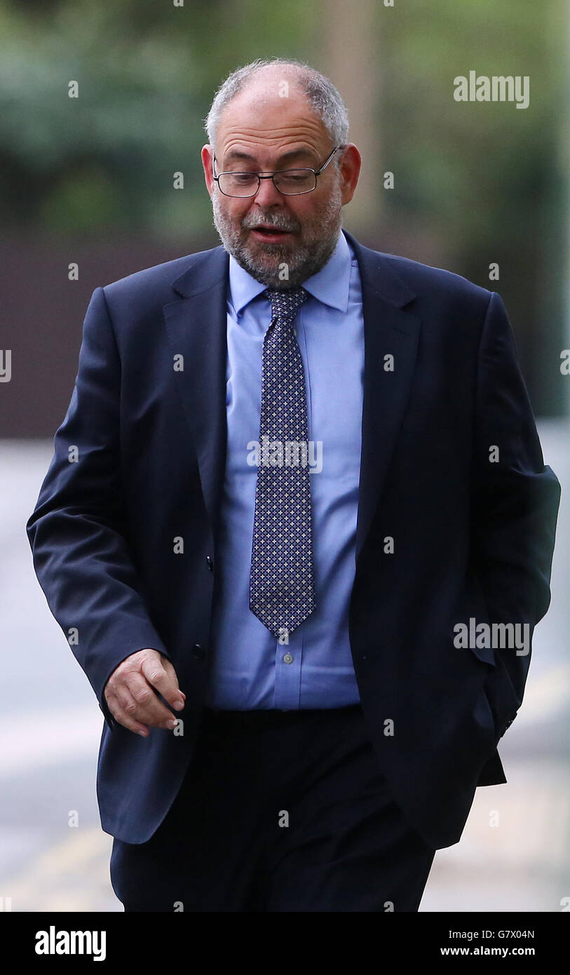 Glenn Douglas, Chief Executive von Maidstone and Tunbridge Wells NHS Trust, kommt am Sevenoaks Magistrate Court in Kent an, wo er wegen grober Fahrlässigkeit des Grundschullehrers Frances Cappuccini angeklagt wird, der nach der Geburt durch die Kaiserliche Notabteilung starb. Stockfoto