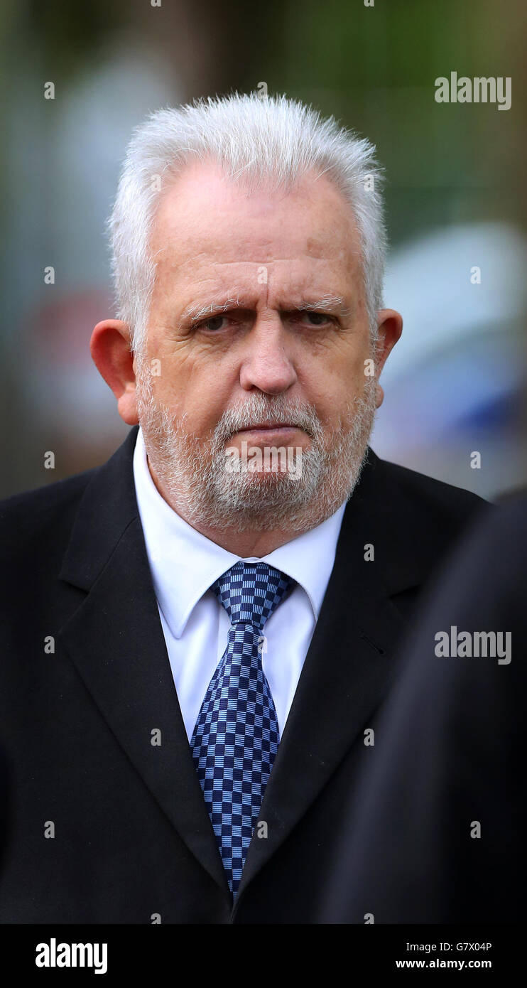 Dr. Errol Cornish kommt am Sevenoaks Magistrates Court in Kent an, wo er wegen grober Fahrlässigkeit der Grundschullehrerin Frances Cappuccini angeklagt wird, die nach der Geburt durch die Kaiserliche Notabteilung starb. Stockfoto