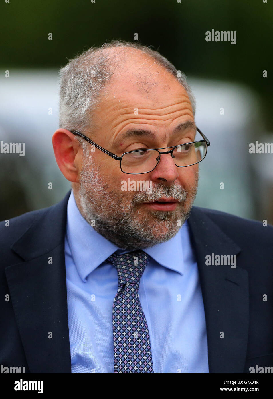 Glenn Douglas, Chief Executive von Maidstone and Tunbridge Wells NHS Trust, kommt am Sevenoaks Magistrate Court in Kent an, wo er wegen grober Fahrlässigkeit des Grundschullehrers Frances Cappuccini angeklagt wird, der nach der Geburt durch die Kaiserliche Notabteilung starb. Stockfoto