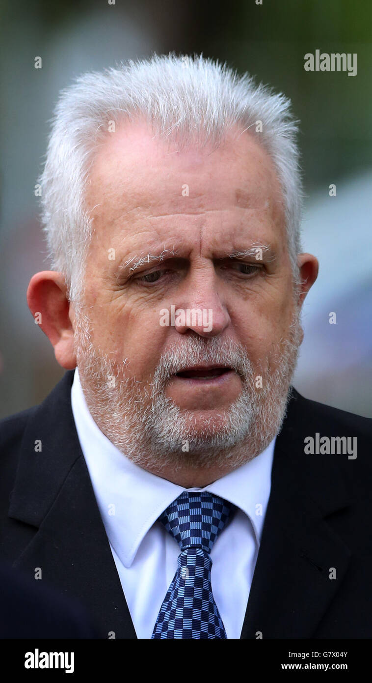 Dr. Errol Cornish kommt am Sevenoaks Magistrates Court in Kent an, wo er wegen grober Fahrlässigkeit der Grundschullehrerin Frances Cappuccini angeklagt wird, die nach der Geburt durch die Kaiserliche Notabteilung starb. Stockfoto