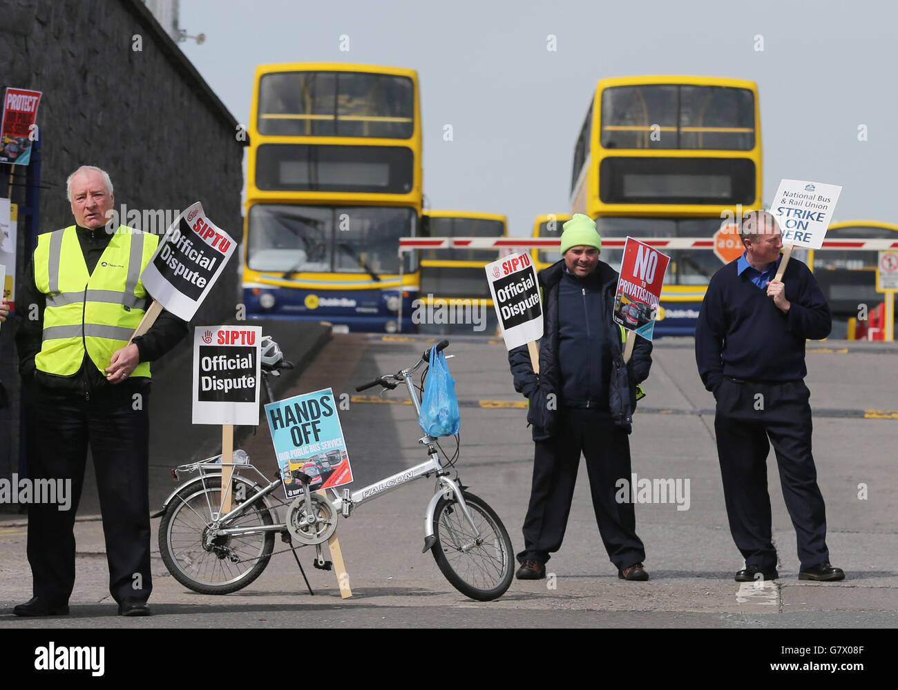 Mitglieder der Gewerkschaften SIPTU und der National Bus and Rail Union (NBRU) auf der Streiklinie am Busbahnhof Phibsboro, während sie an einem 48-stündigen Streik teilnehmen, der die Buslinien Dublin und Bus Eireann betrifft. Stockfoto