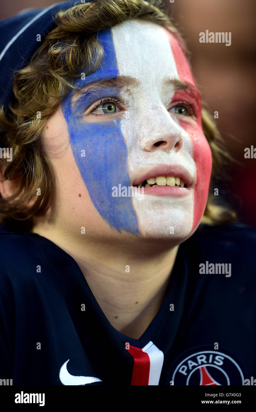 Fußball - UEFA Champions League - Viertelfinale - zweite Etappe - Barcelona gegen Paris Saint-Germain - Nou Camp. Ein junger Paris Saint-Germain-Fan, der Gesichtsfarbe auf den Tribünen trägt Stockfoto