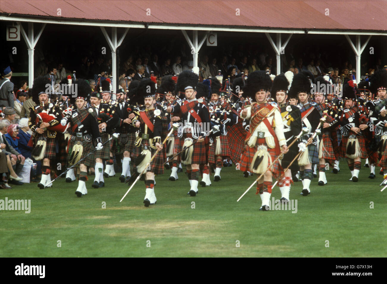 Tartan Kilts von verschiedenen Clans bieten eine Flamme der Farbe, wie die massed Bands Display wird in die Wege. Stockfoto