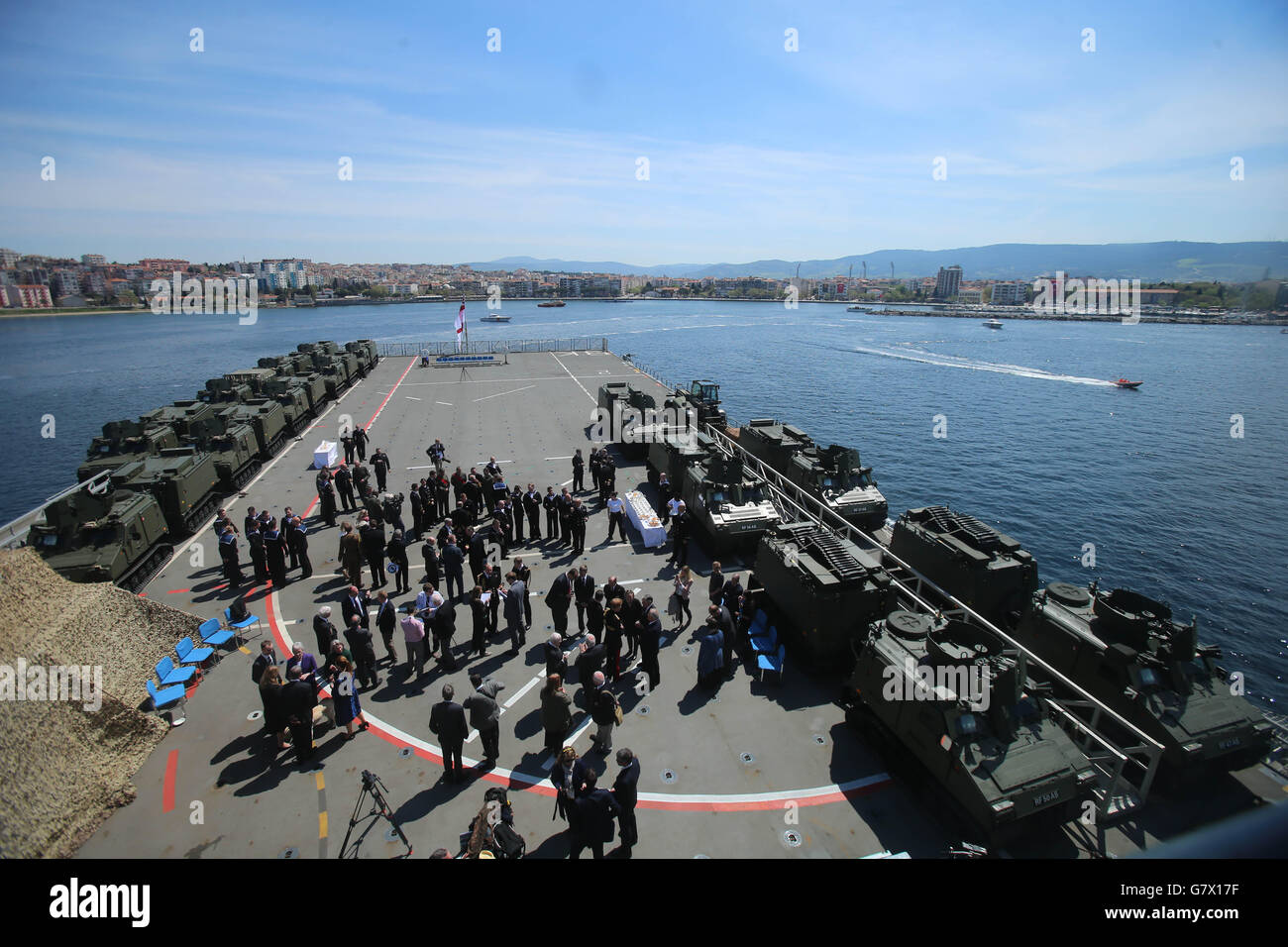 Der Prinz von Wales und Prinz Harry nehmen an einem Empfang auf HMS Bulwark mit Verwandten von Veteranen der Gallipoli-Kampagne Teil, die vor 100 Jahren am Vorabend von einer der schlimmsten militärischen Katastrophen Großbritanniens waren. Stockfoto