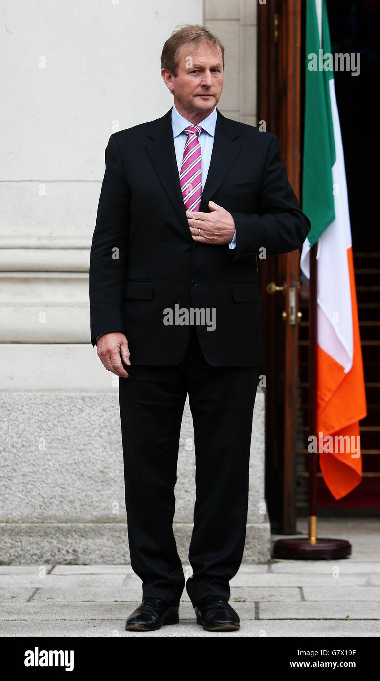 Taoiseach Enda Kenny wartet auf die Ankunft des französischen Ministerpräsidenten Manuel Valls in Regierungsgebäuden in Dublin. Stockfoto