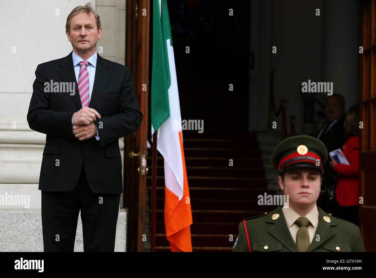 Taoiseach Enda Kenny wartet auf die Ankunft des französischen Ministerpräsidenten Manuel Valls in Regierungsgebäuden in Dublin. Stockfoto
