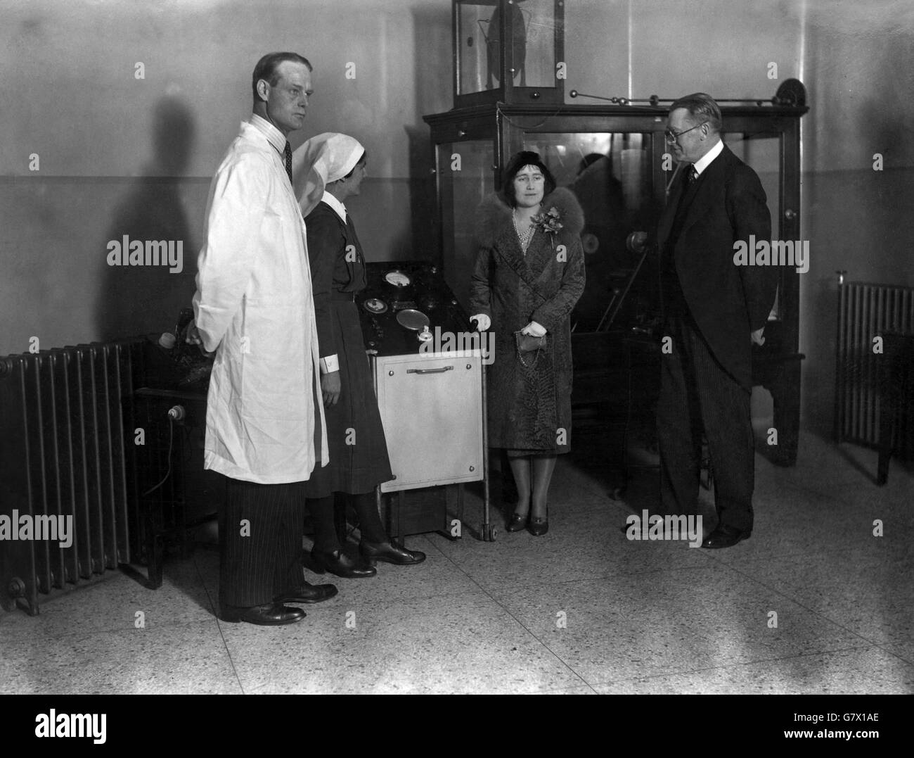 Die Herzogin von York in einer Rotkreuzklinik, wo sie elektrische Geräte inspizierte, die bei der Behandlung von Patienten verwendet wurden. Stockfoto