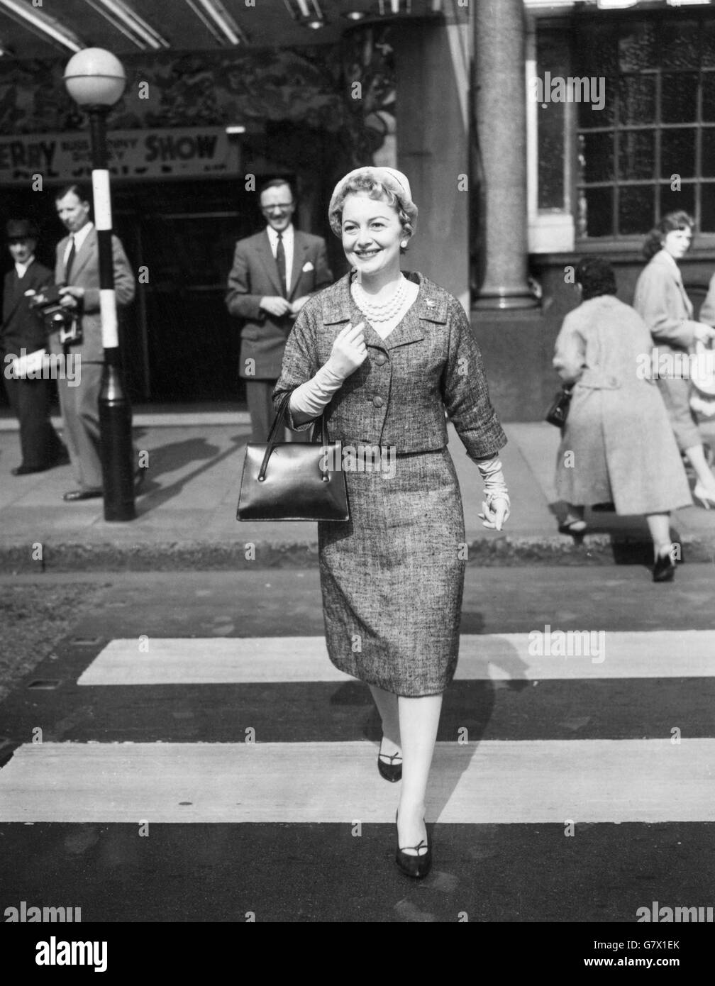 Filmstar Olivia de Havilland überquert eine Londoner Straße. Sie ist in Großbritannien, um MGM's The Proud Rebel zu Filmen. Stockfoto