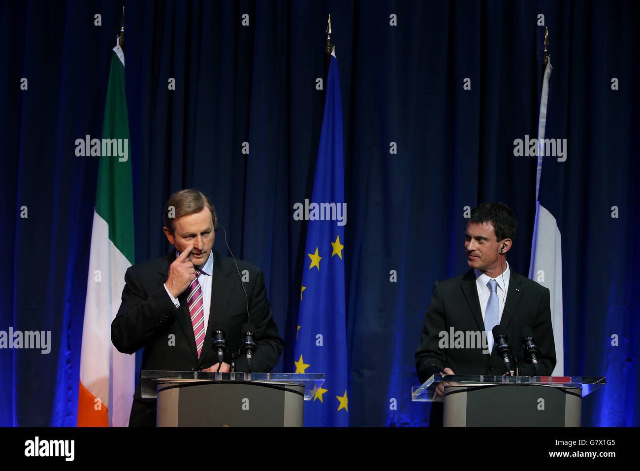 Taoiseach Enda Kenny (links) mit dem französischen Premierminister Manuel Valls bei einer Pressekonferenz in den Regierungsgebäuden in Dublin. Stockfoto