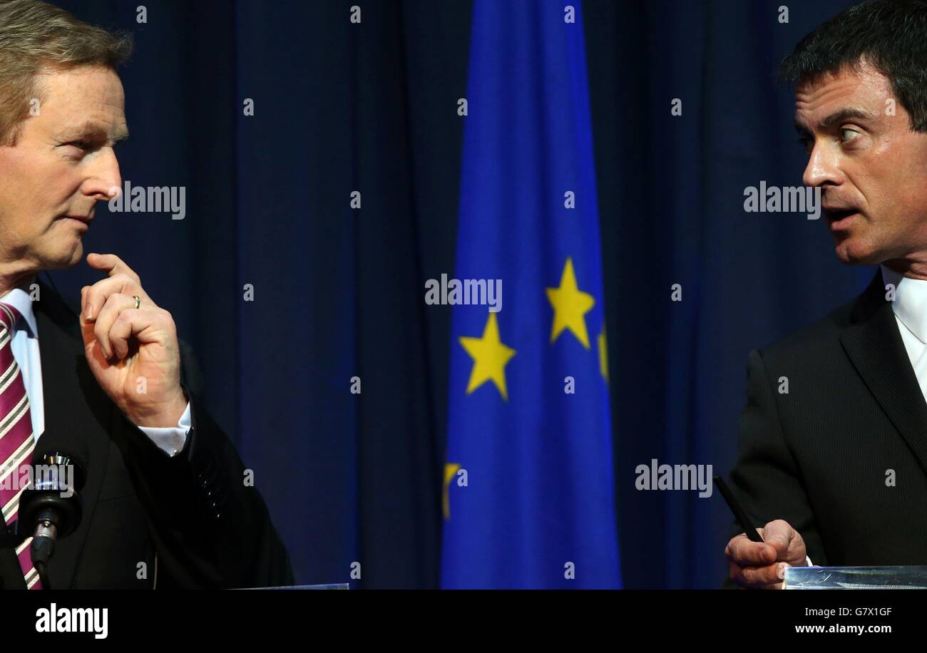 Taoiseach Enda Kenny (links) mit dem französischen Premierminister Manuel Valls bei einer Pressekonferenz in den Regierungsgebäuden in Dublin. Stockfoto
