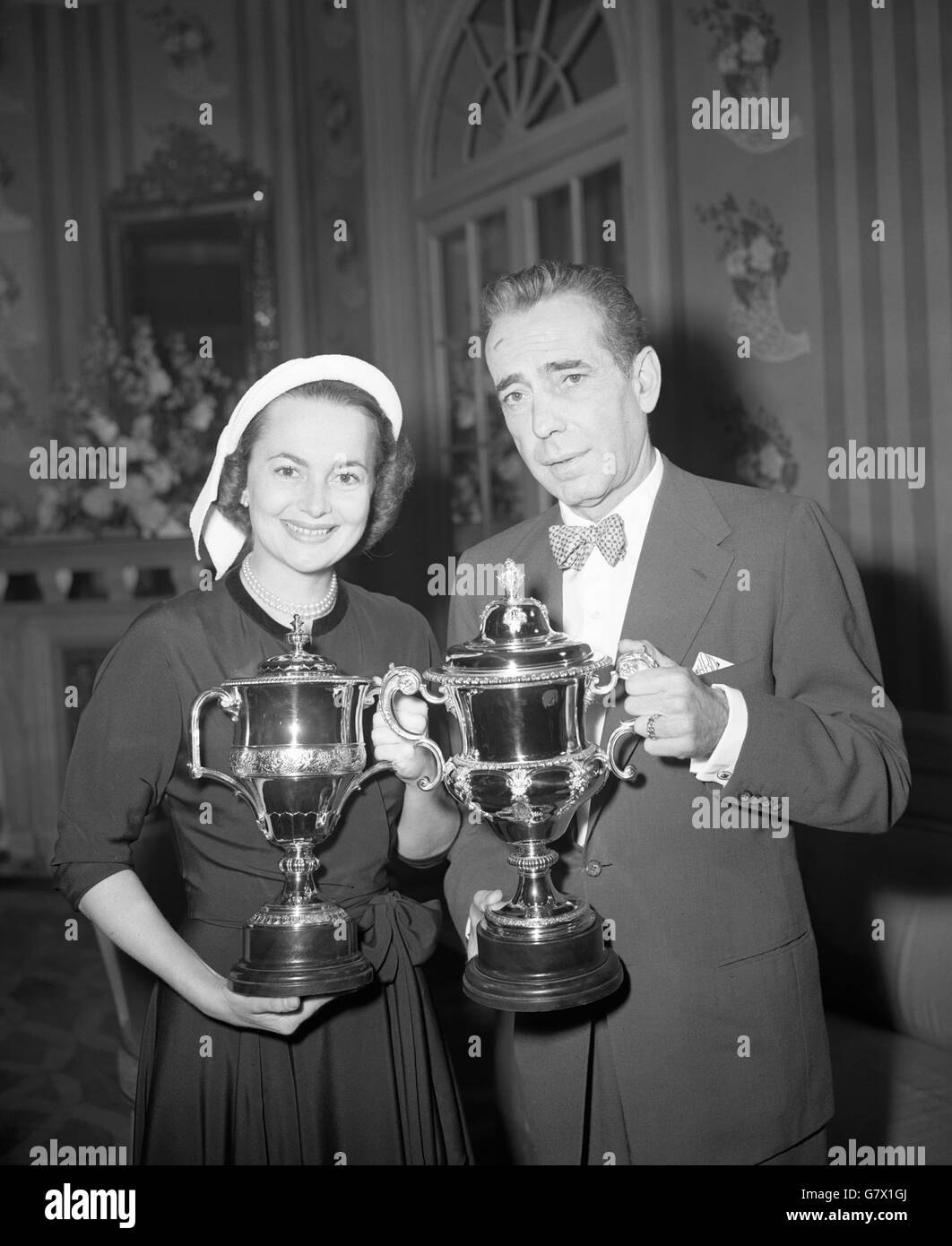 Filmschauspieler Humphrey Bogart im Savoy Hotel mit dem Picturegoer Film Award 1952 für seinen Auftritt in der Afrikanischen Königin. Mit ihm ist Olivia de Havilland, die den Schauspielerpreis im Namen von Susan Hayward erhielt. Stockfoto