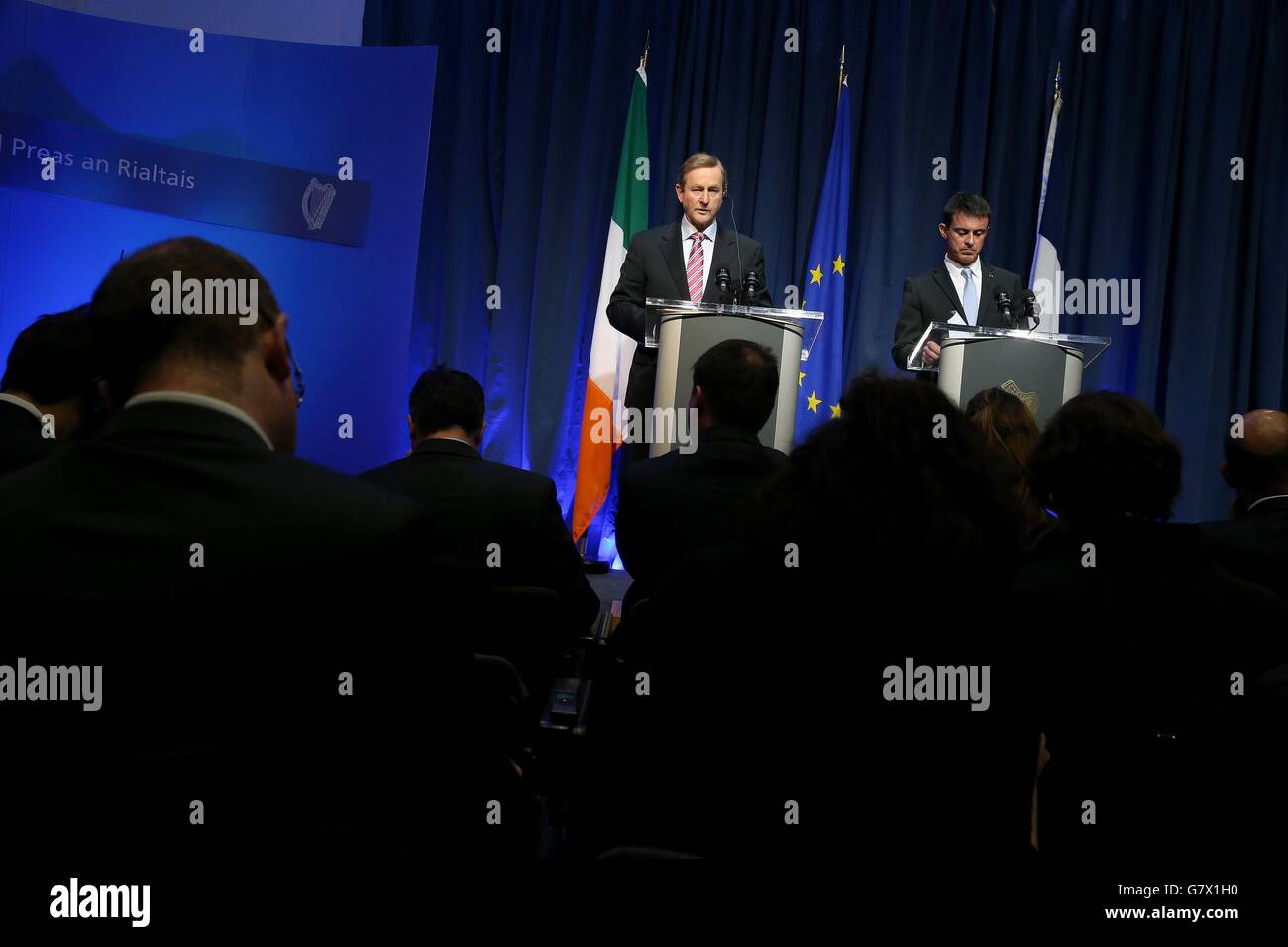 Taoiseach Enda Kenny (links) mit dem französischen Premierminister Manuel Valls bei einer Pressekonferenz in den Regierungsgebäuden in Dublin. Stockfoto