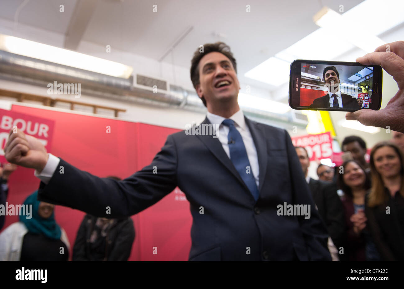 Der Gewerkschaftsführer Ed Miliband trifft Unterstützer im Oaktree Community Center in Acton, wo er für Bilder posierte, nachdem er im Rahmen seiner allgemeinen Wahlkampagne 2015 mit lokalen Labour Party-Mitgliedern in West-London gesprochen hatte. Stockfoto