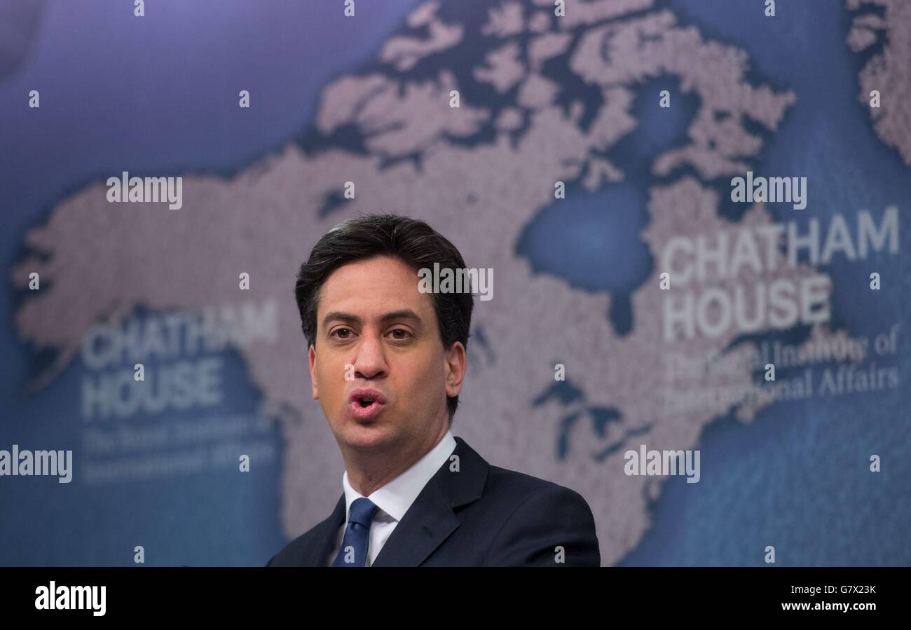 Der Gewerkschaftsführer Ed Miliband hält eine Rede über Außenpolitik im Chatham House, London, während er seinen Wahlkampf 2015 fortsetzt. Stockfoto