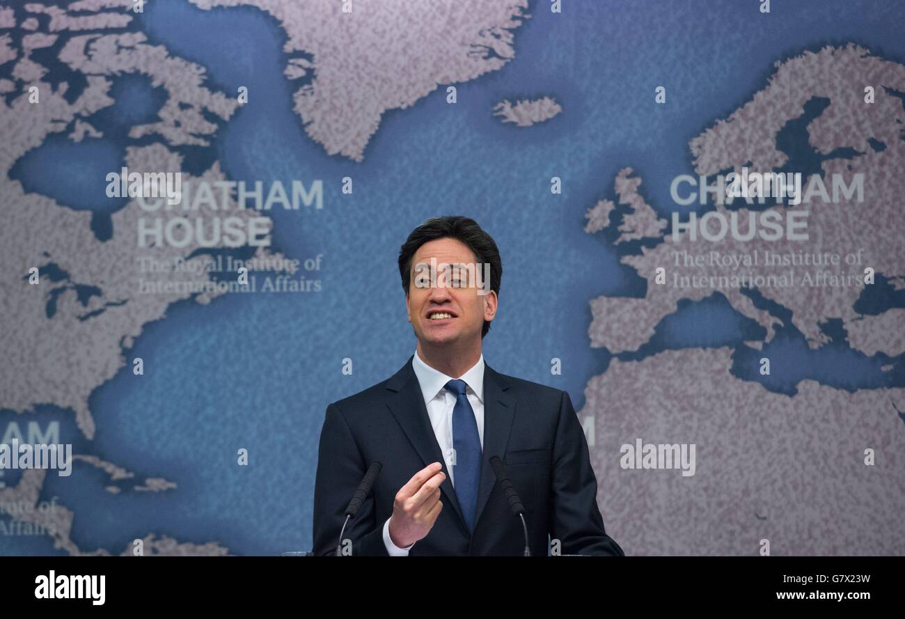 Der Gewerkschaftsführer Ed Miliband hält eine Rede über Außenpolitik im Chatham House, London, während er seinen Wahlkampf 2015 fortsetzt. Stockfoto