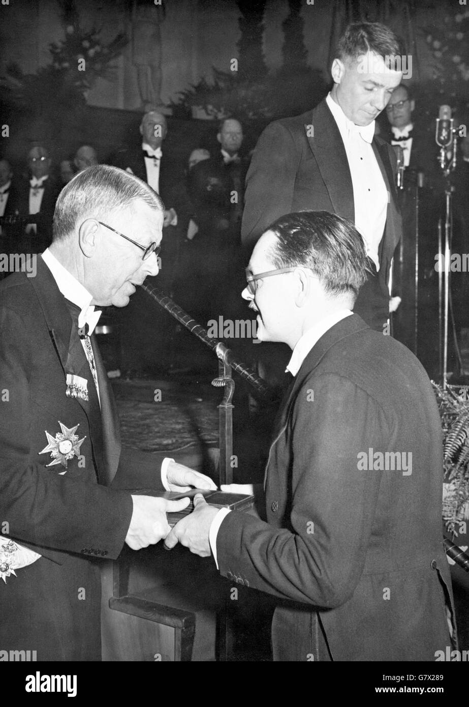 König - König Gustav präsentiert Nobelpreise für britische Chemiker - Stockholm Stockfoto