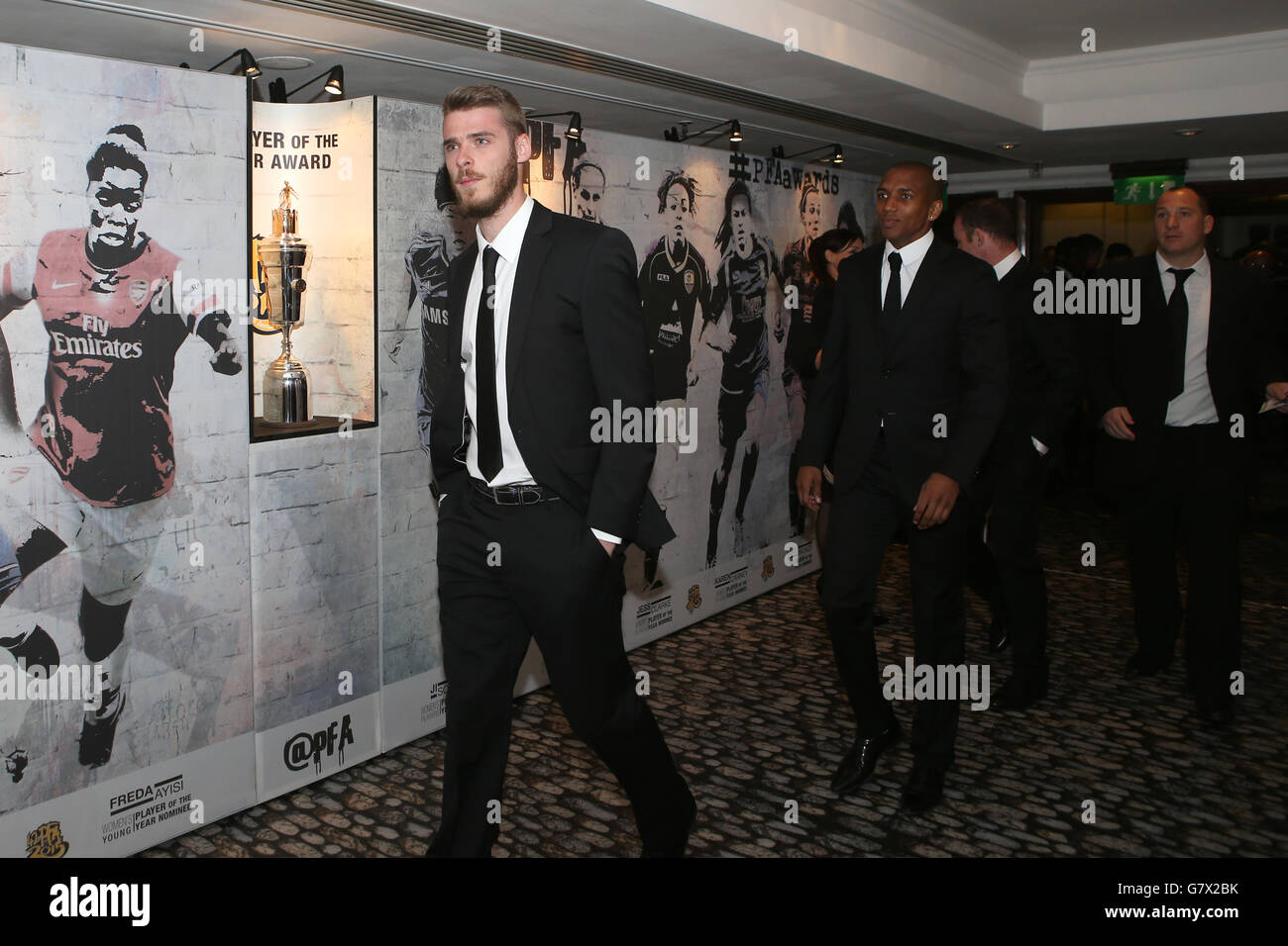 David De Gea von Manchester United (links), gefolgt von Teamkollege Ashley Young bei den PFA Player of the Year Awards 2015 im Grosvenor House Hotel, London Stockfoto